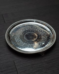 Antico vassoio da portata con piede rotondo in silver plate