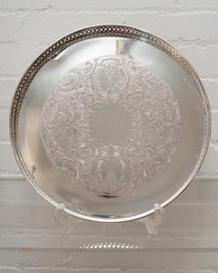 Antikes, rundes, versilbertes Serviertablett mit Galerierand