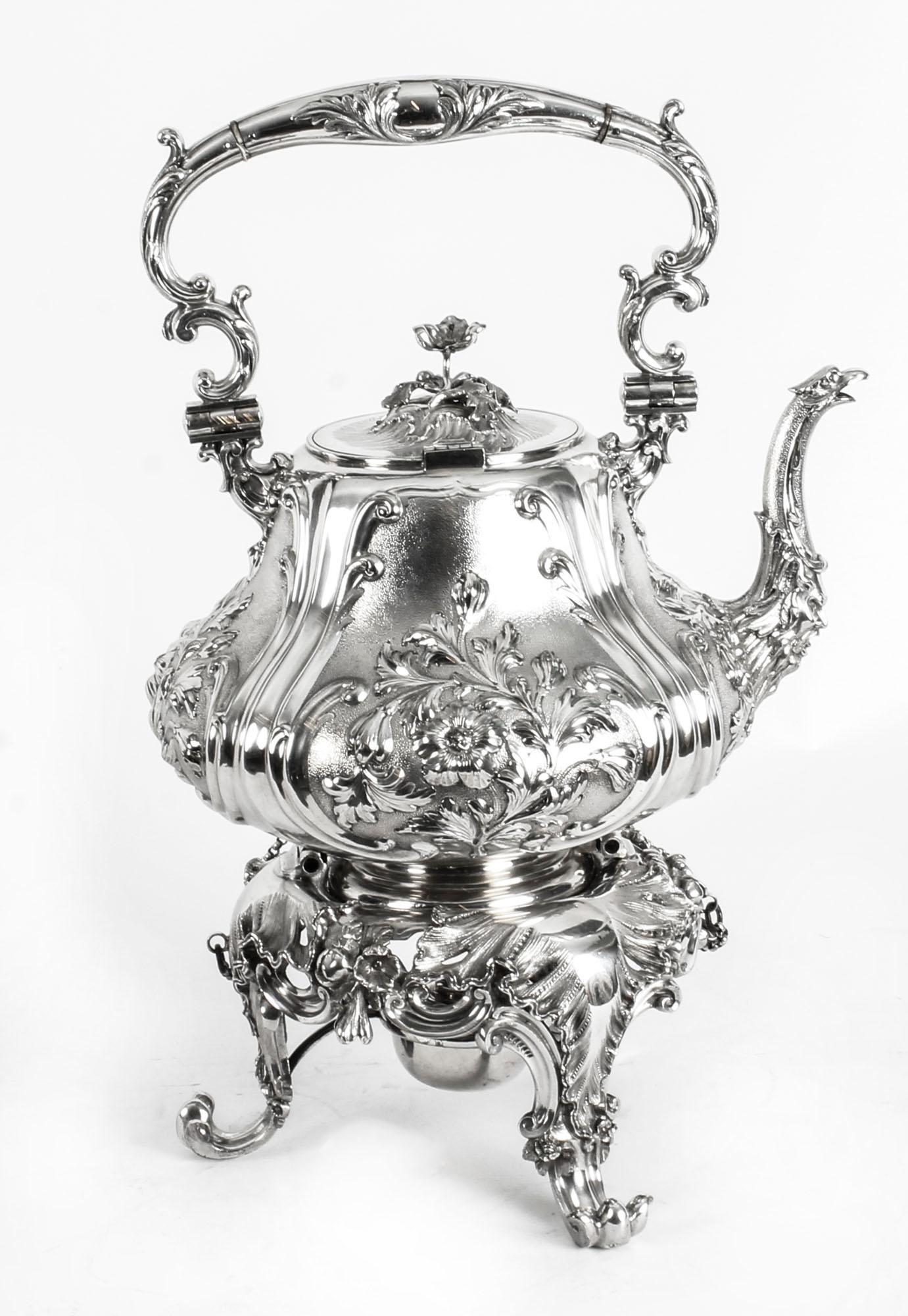 This is a stylish English antique silver plated spirit kettle on stand by the renowned silversmith Elkington & Co, circa 1860 in date.

This superb kettle has a circular shaped body with an elegant handle and a Louis spout.
 
It has beautiful