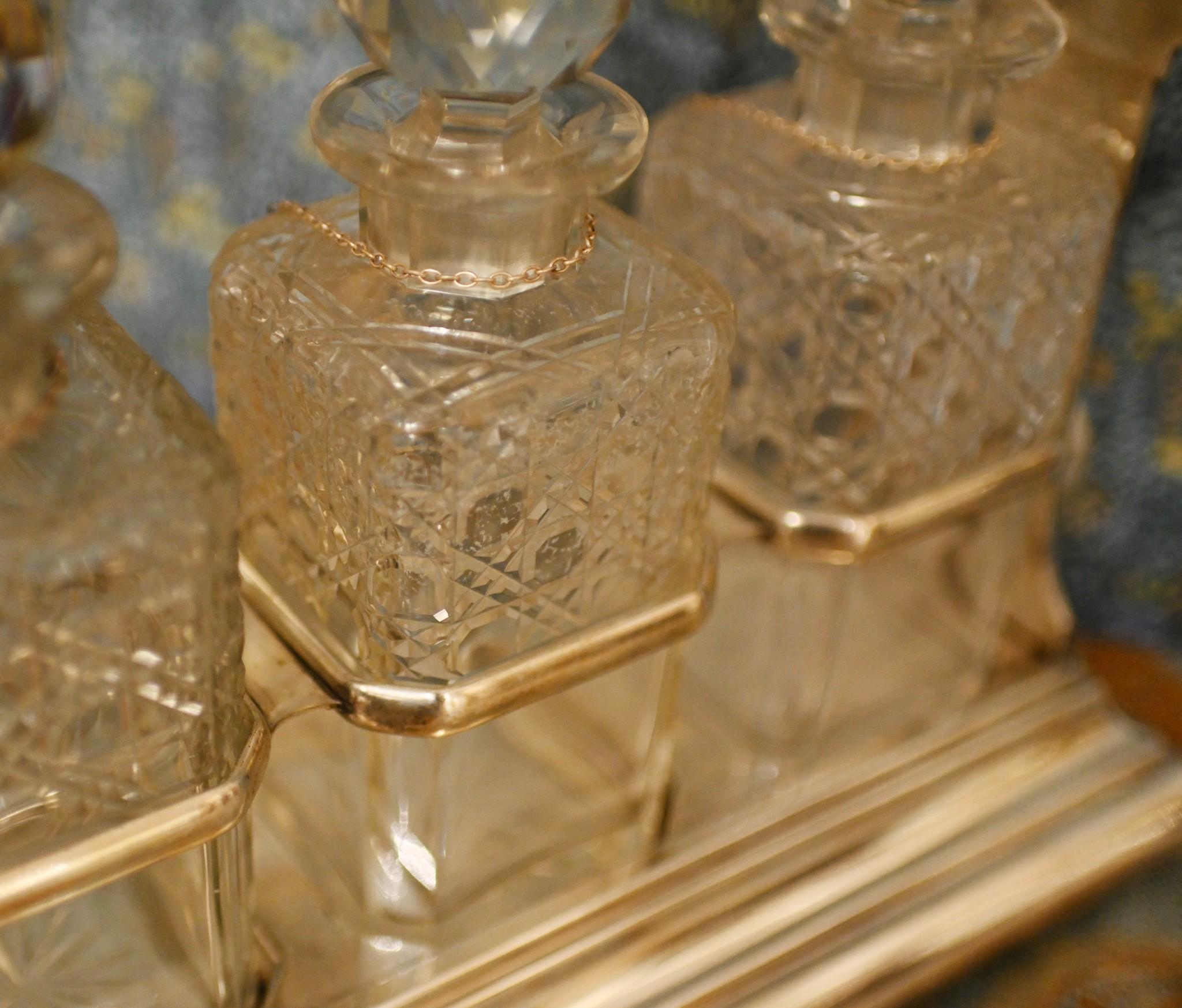 Antike Silberplatte Tantalus Set Whisky Spirituosen Flasche Sheffield Walker Hall im Zustand „Gut“ im Angebot in Potters Bar, GB