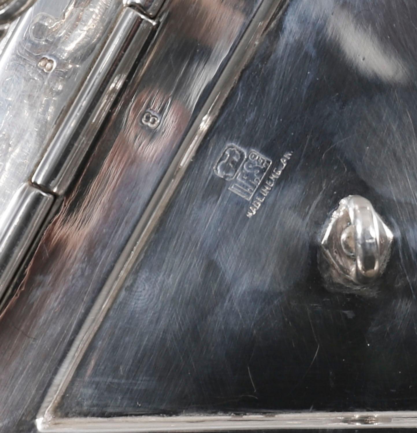 Boîte à biscuits ancienne en métal argenté en forme de triple coquillage Circa 1900 en vente 3