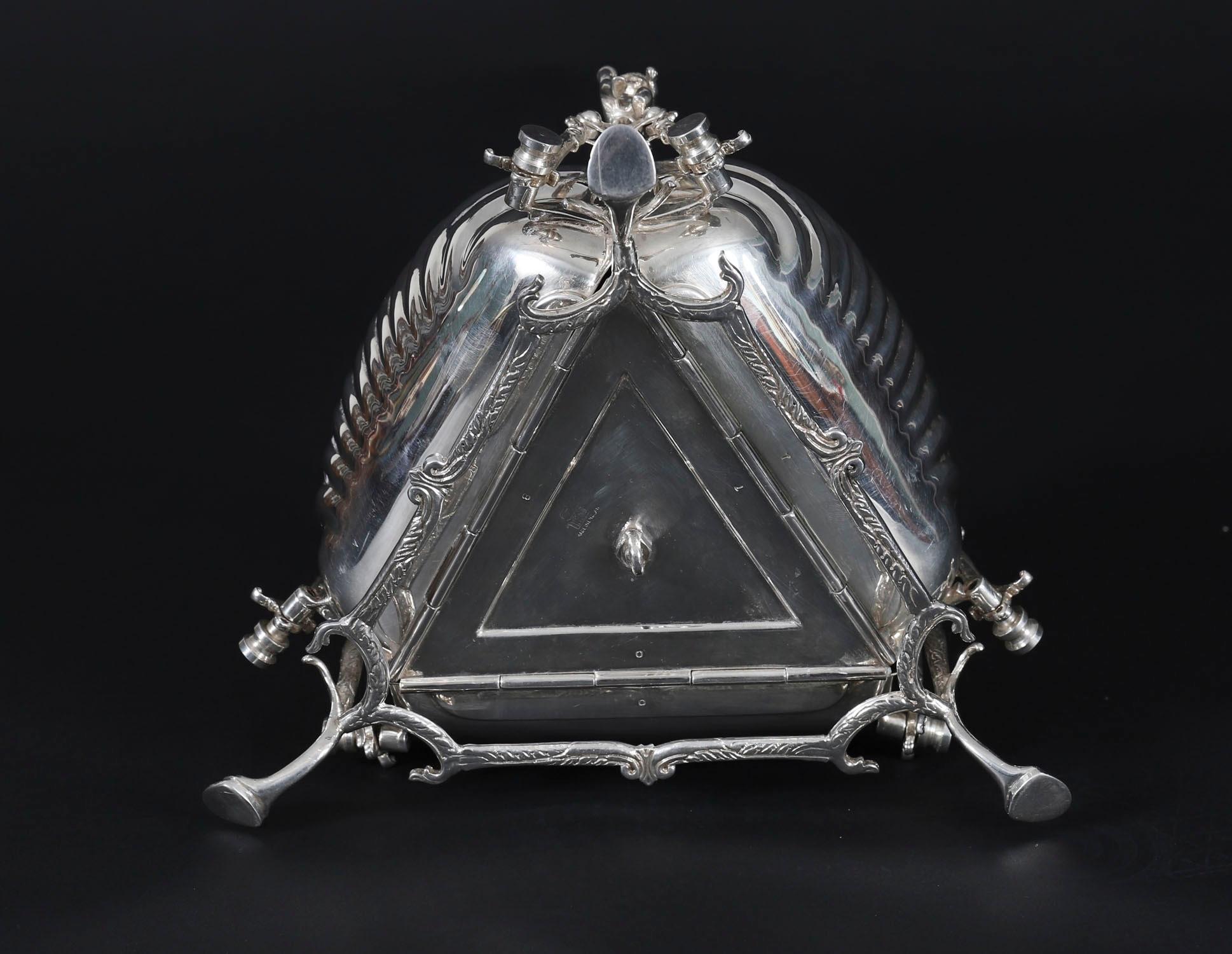 Boîte à biscuits ancienne en métal argenté en forme de triple coquillage Circa 1900 en vente 4