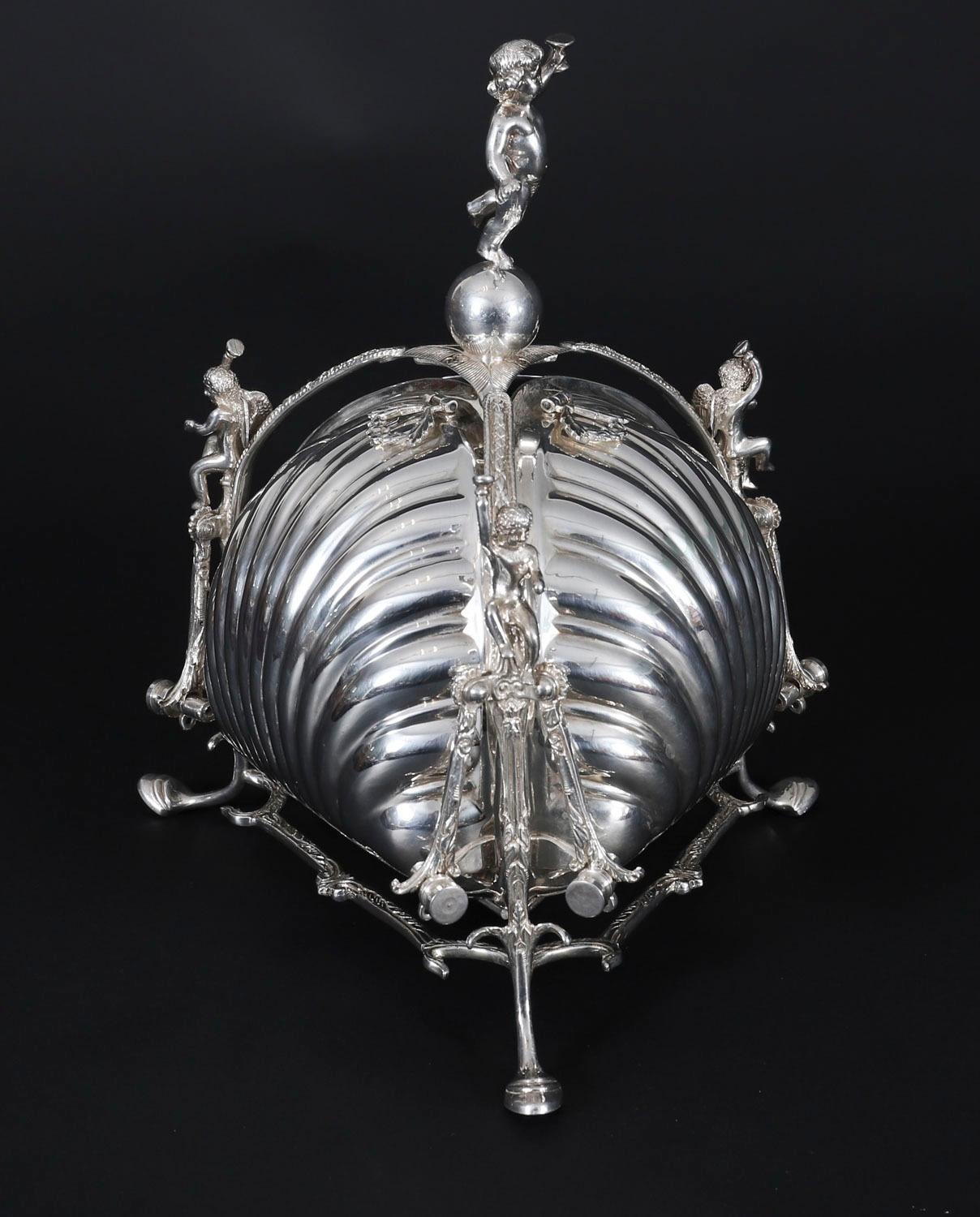 Boîte à biscuits ancienne en métal argenté en forme de triple coquillage Circa 1900 en vente 5