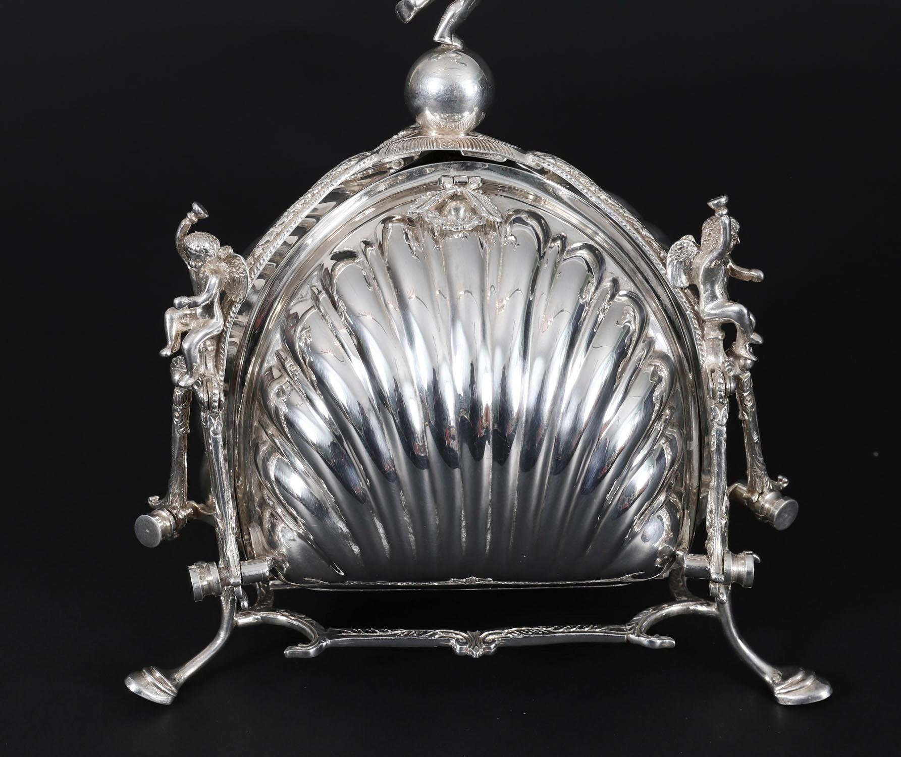 Boîte à biscuits ancienne en métal argenté en forme de triple coquillage Circa 1900 en vente 6