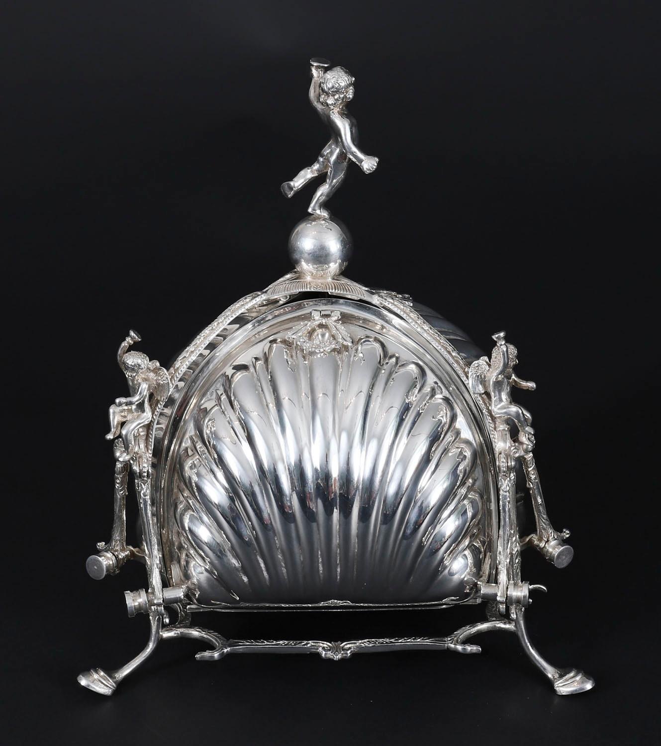 Boîte à biscuits ancienne en métal argenté en forme de triple coquillage Circa 1900 en vente 7