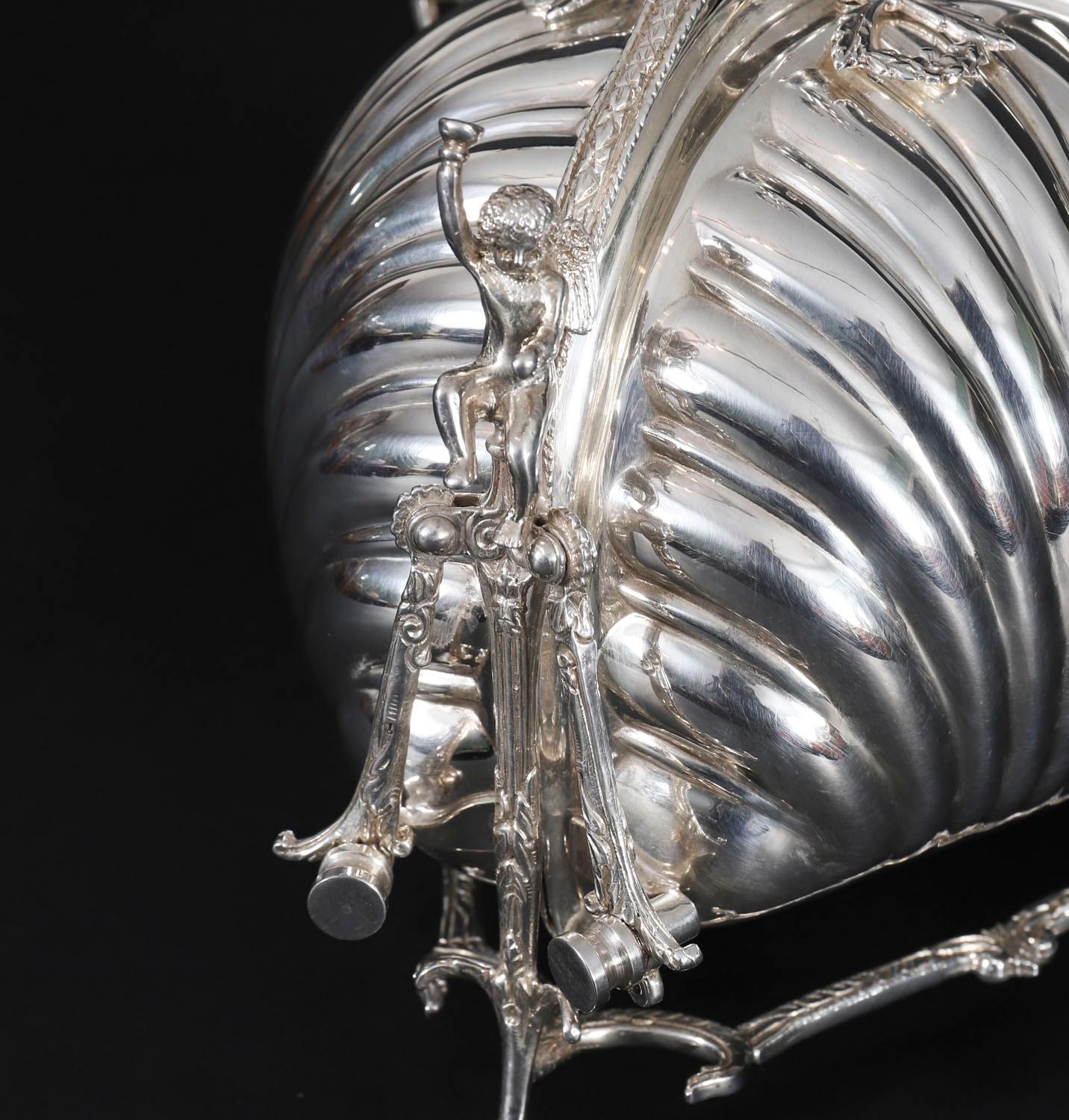 Boîte à biscuits ancienne en métal argenté en forme de triple coquillage Circa 1900 en vente 8