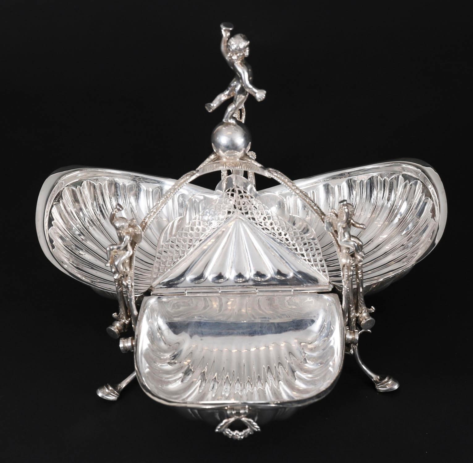 Boîte à biscuits ancienne en métal argenté en forme de triple coquillage Circa 1900 en vente 9