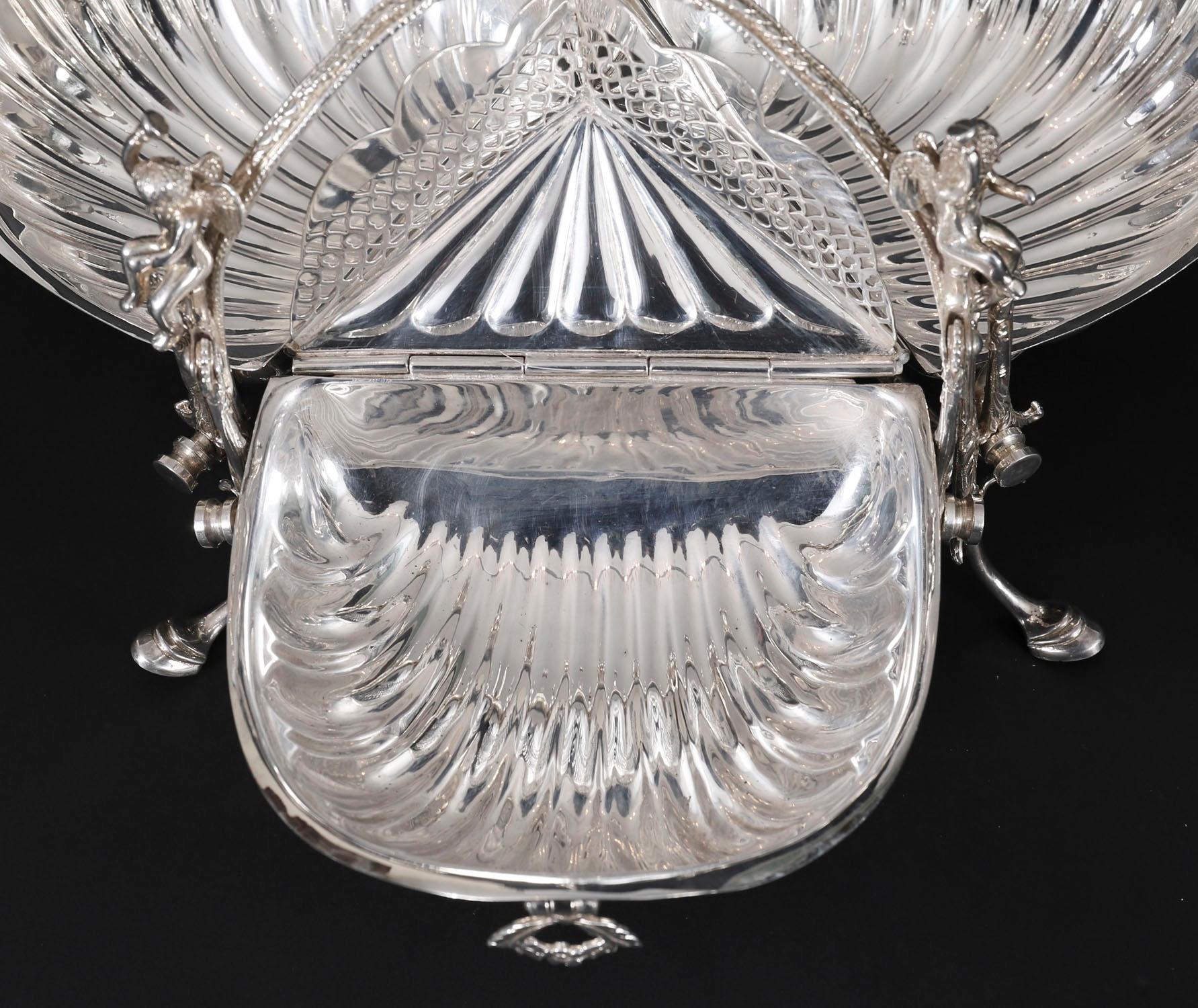 Boîte à biscuits ancienne en métal argenté en forme de triple coquillage Circa 1900 en vente 10