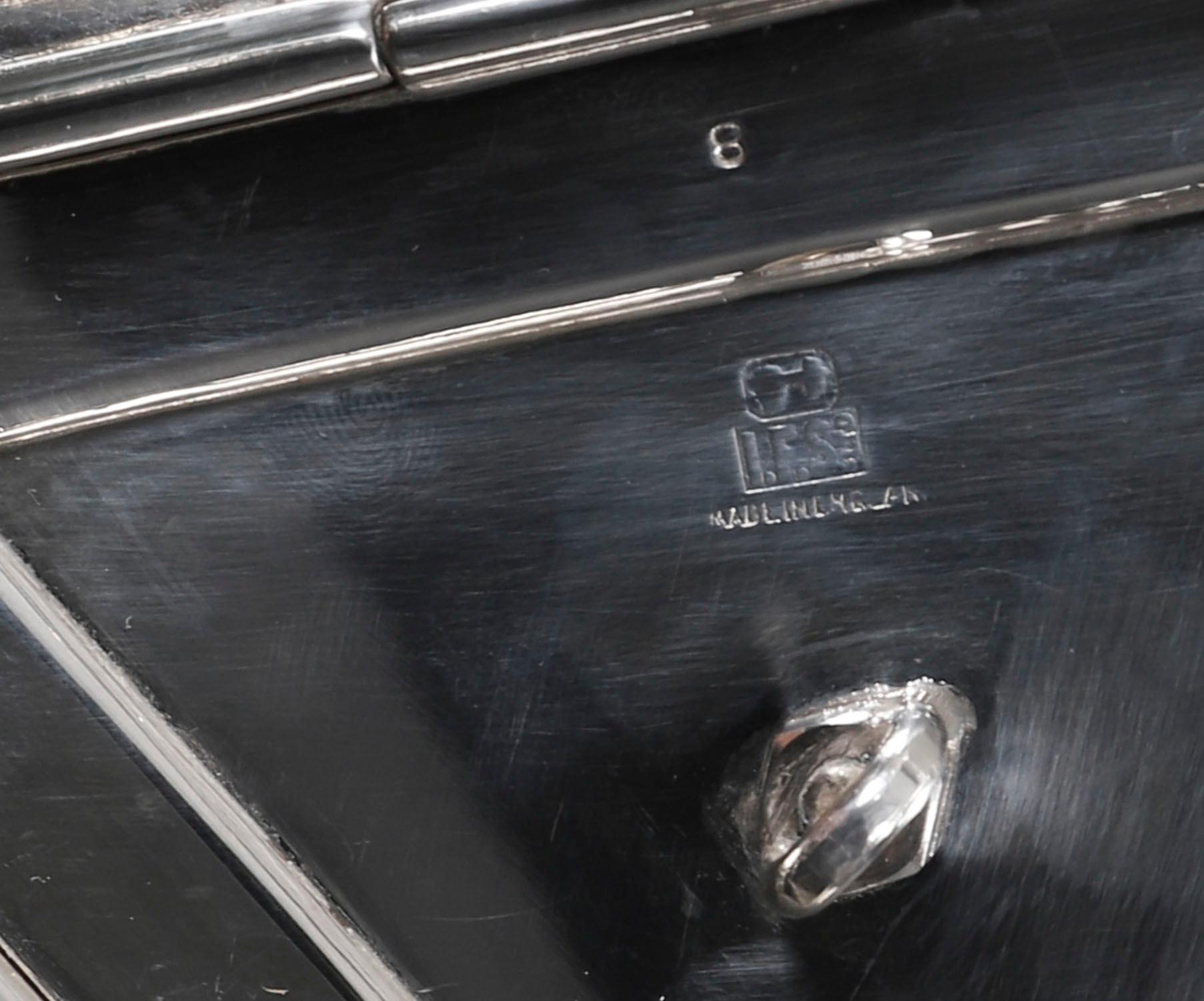 Boîte à biscuits ancienne en métal argenté en forme de triple coquillage Circa 1900 en vente 11