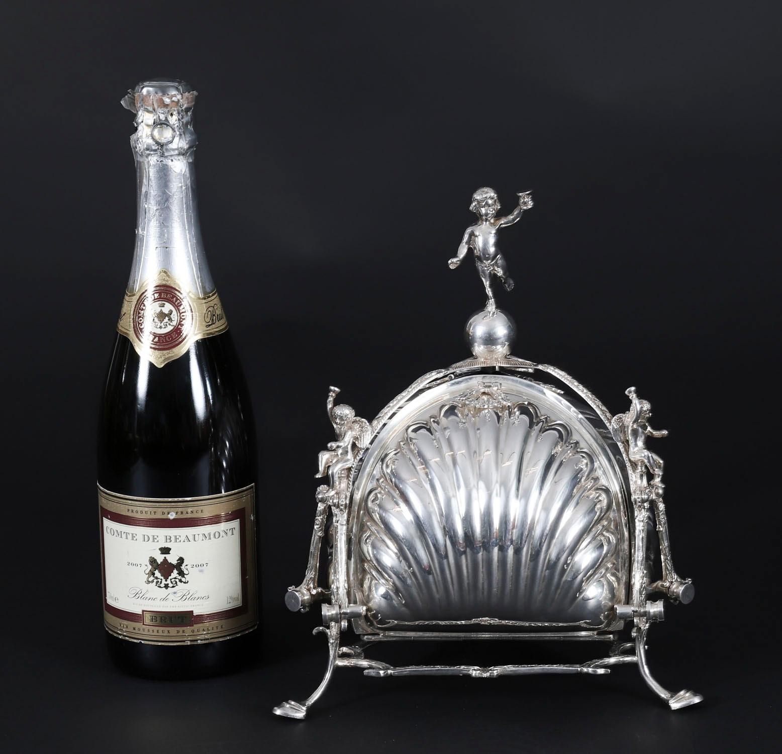 Boîte à biscuits ancienne en métal argenté en forme de triple coquillage Circa 1900 en vente 12