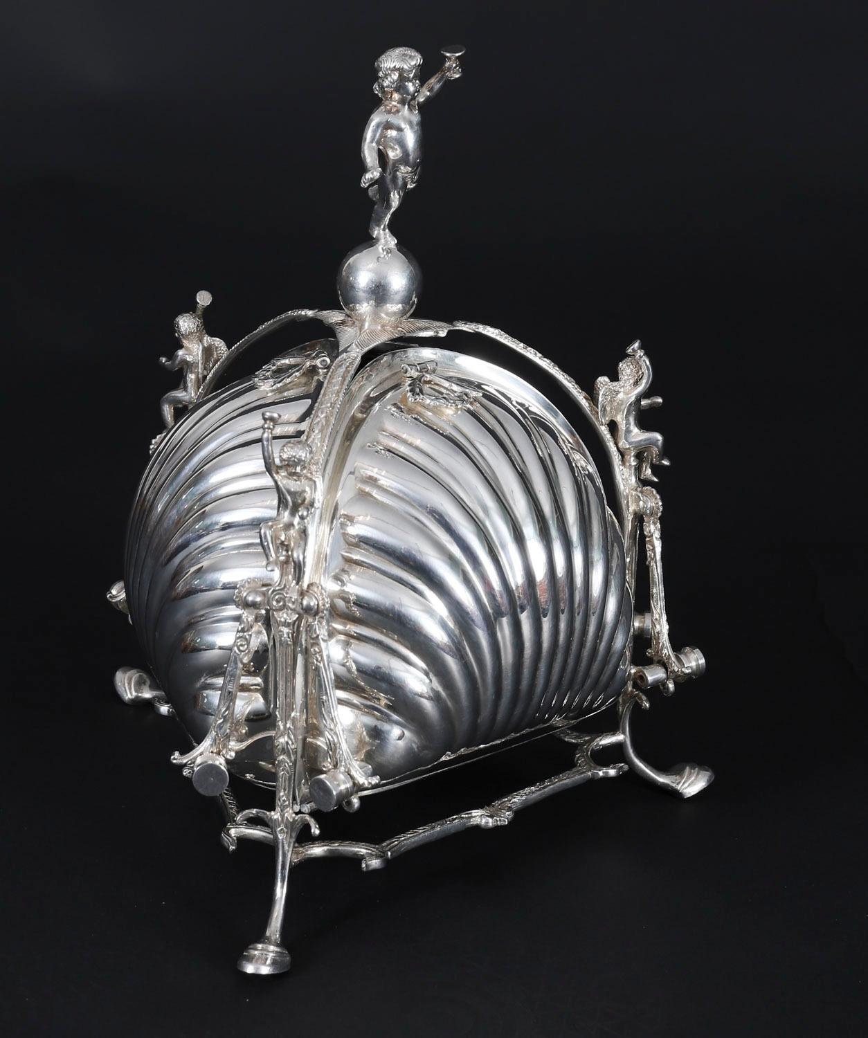 Victorien Boîte à biscuits ancienne en métal argenté en forme de triple coquillage Circa 1900 en vente