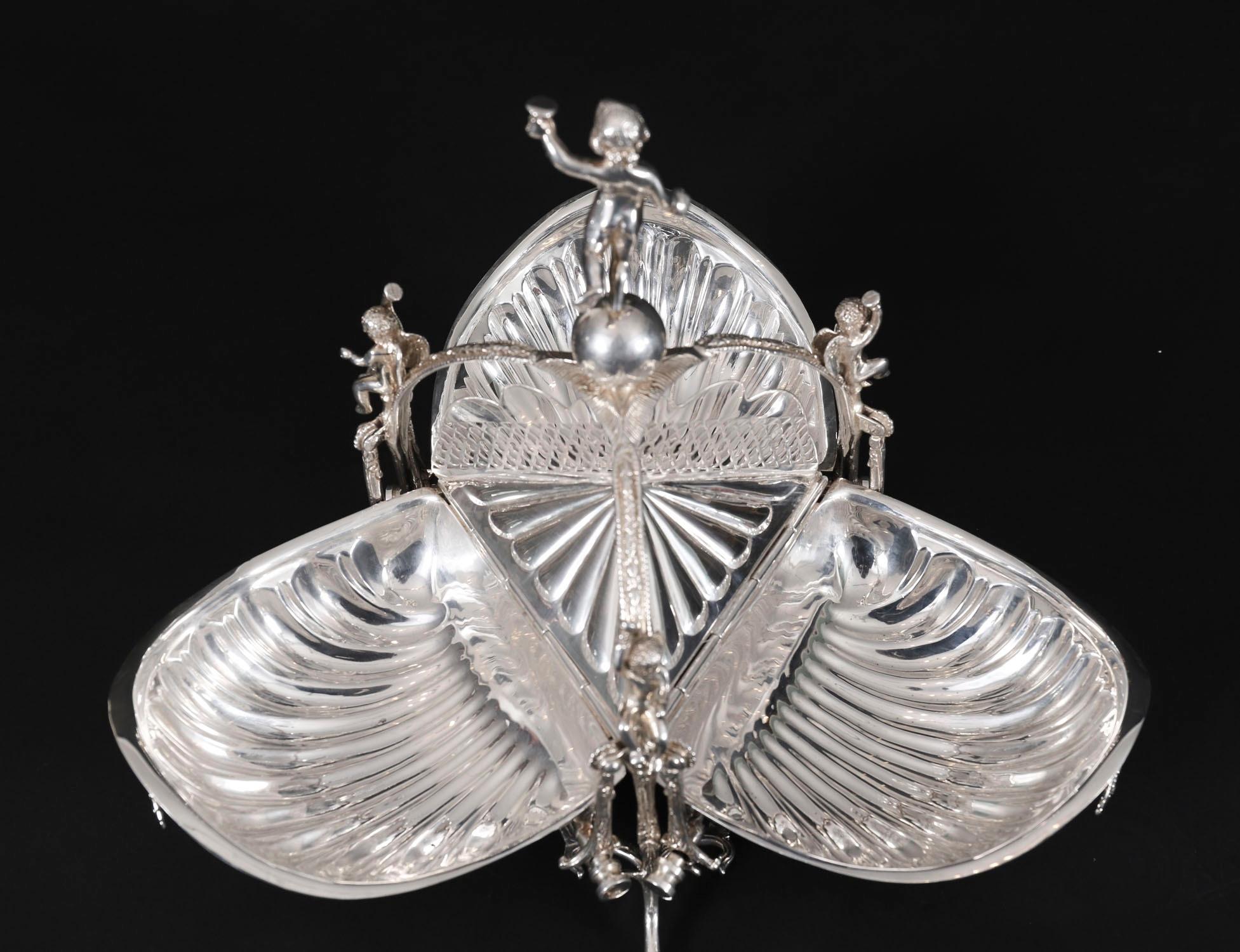 Anglais Boîte à biscuits ancienne en métal argenté en forme de triple coquillage Circa 1900 en vente