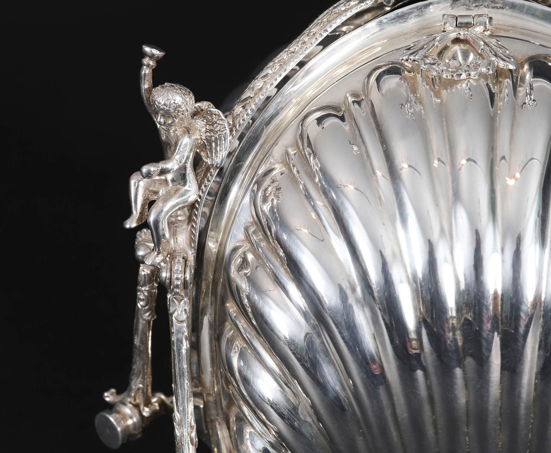 Boîte à biscuits ancienne en métal argenté en forme de triple coquillage Circa 1900 Bon état - En vente à London, GB