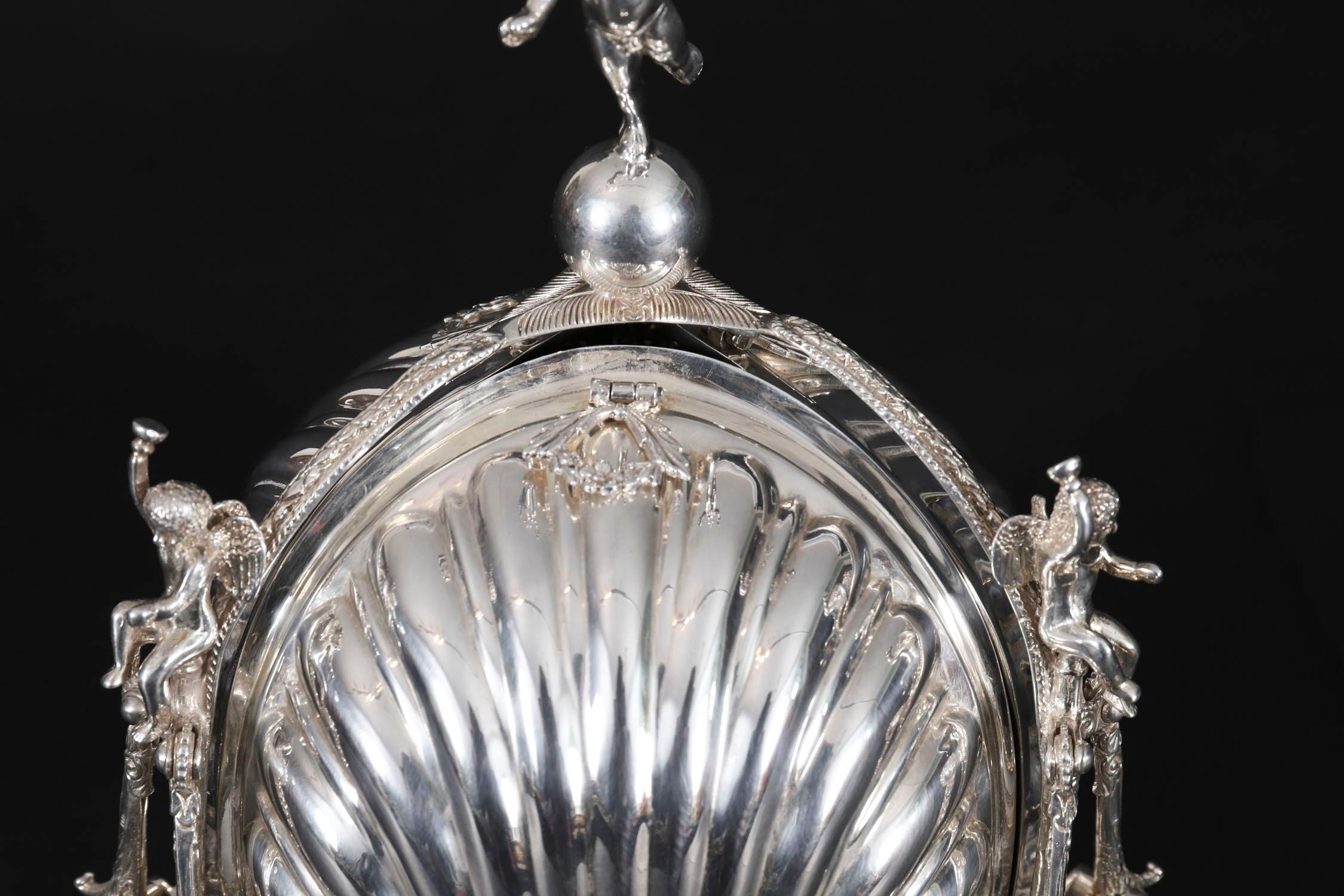 Début du 20ème siècle Boîte à biscuits ancienne en métal argenté en forme de triple coquillage Circa 1900 en vente