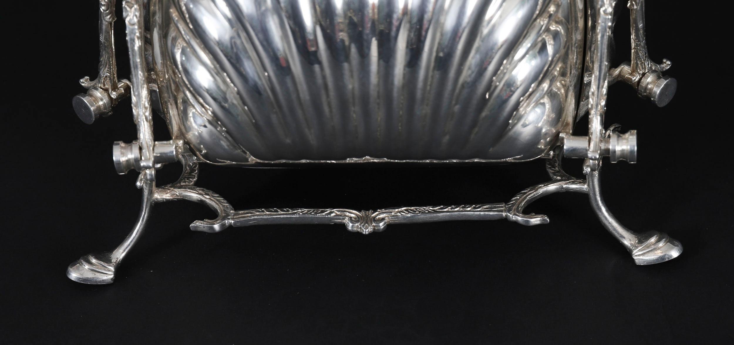 Argent Boîte à biscuits ancienne en métal argenté en forme de triple coquillage Circa 1900 en vente