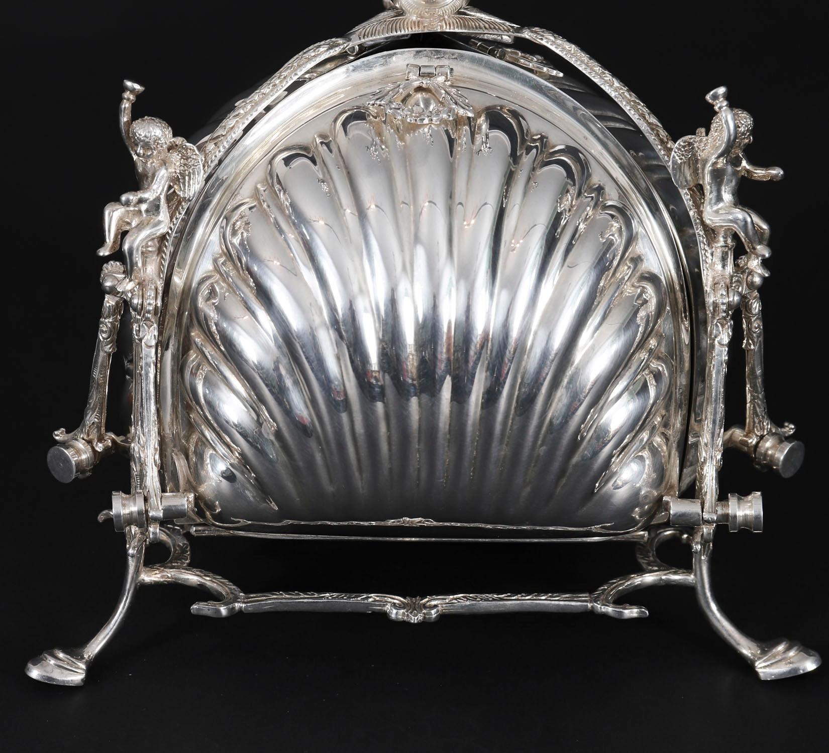 Boîte à biscuits ancienne en métal argenté en forme de triple coquillage Circa 1900 en vente 1