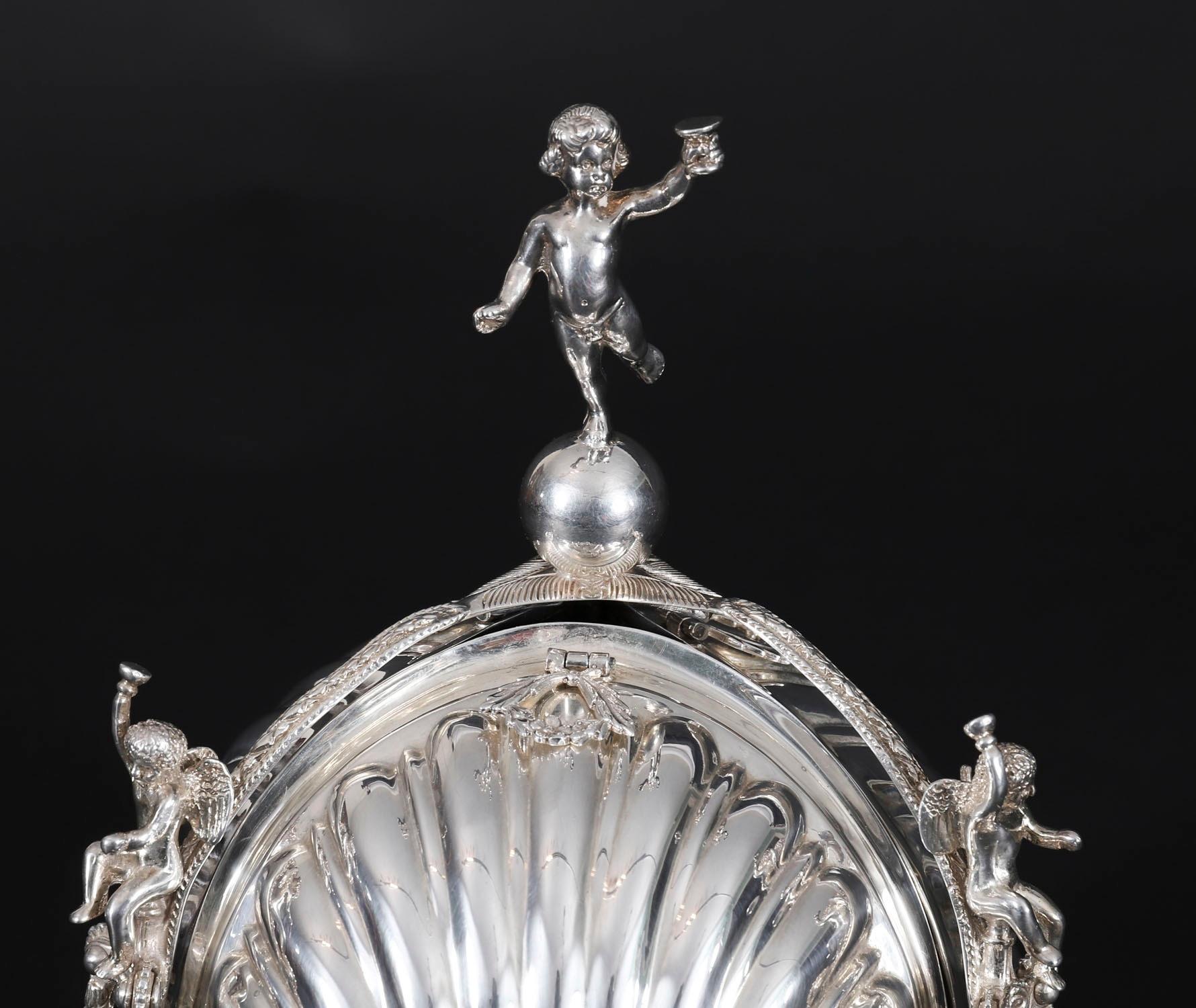 Boîte à biscuits ancienne en métal argenté en forme de triple coquillage Circa 1900 en vente 2