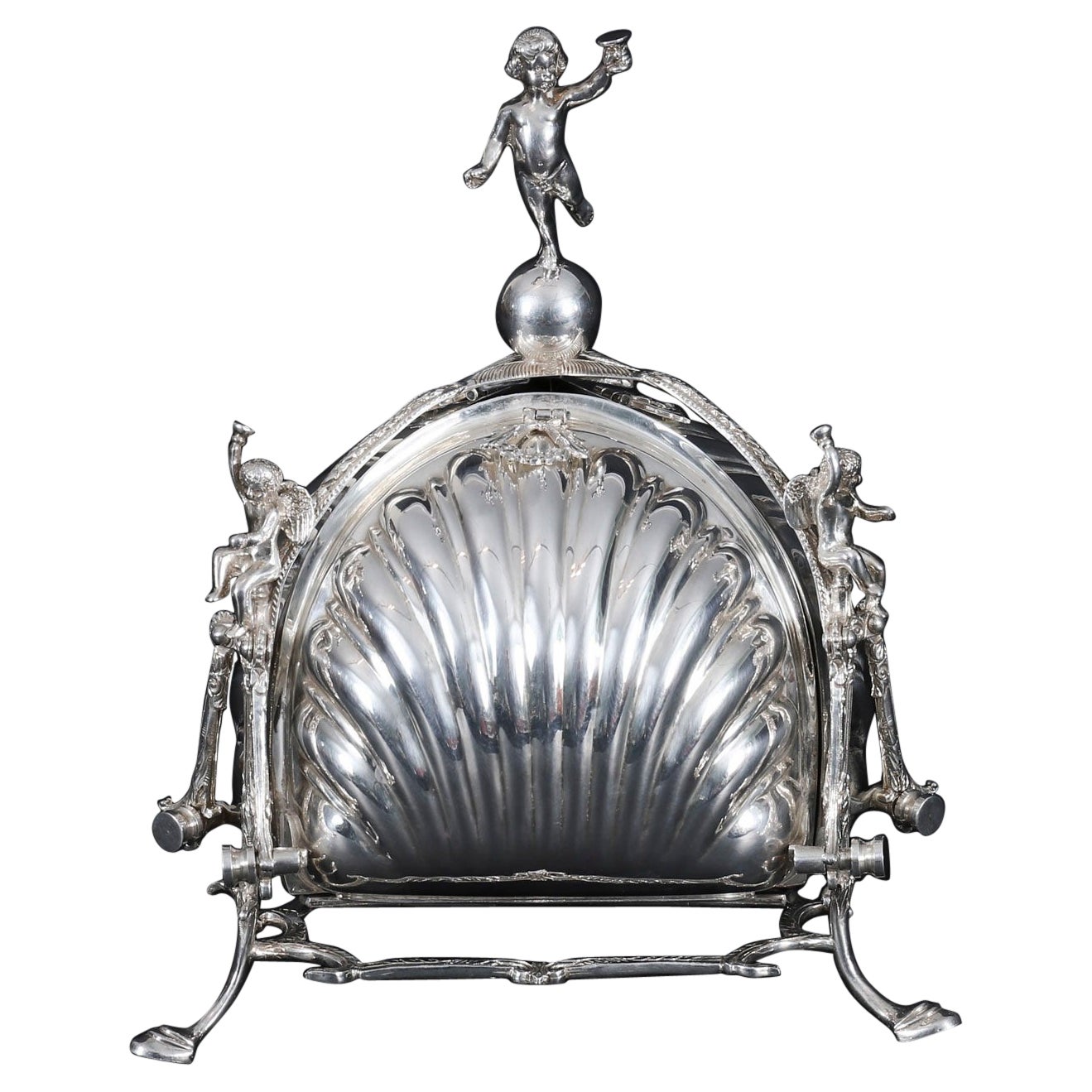 Boîte à biscuits ancienne en métal argenté en forme de triple coquillage Circa 1900 en vente