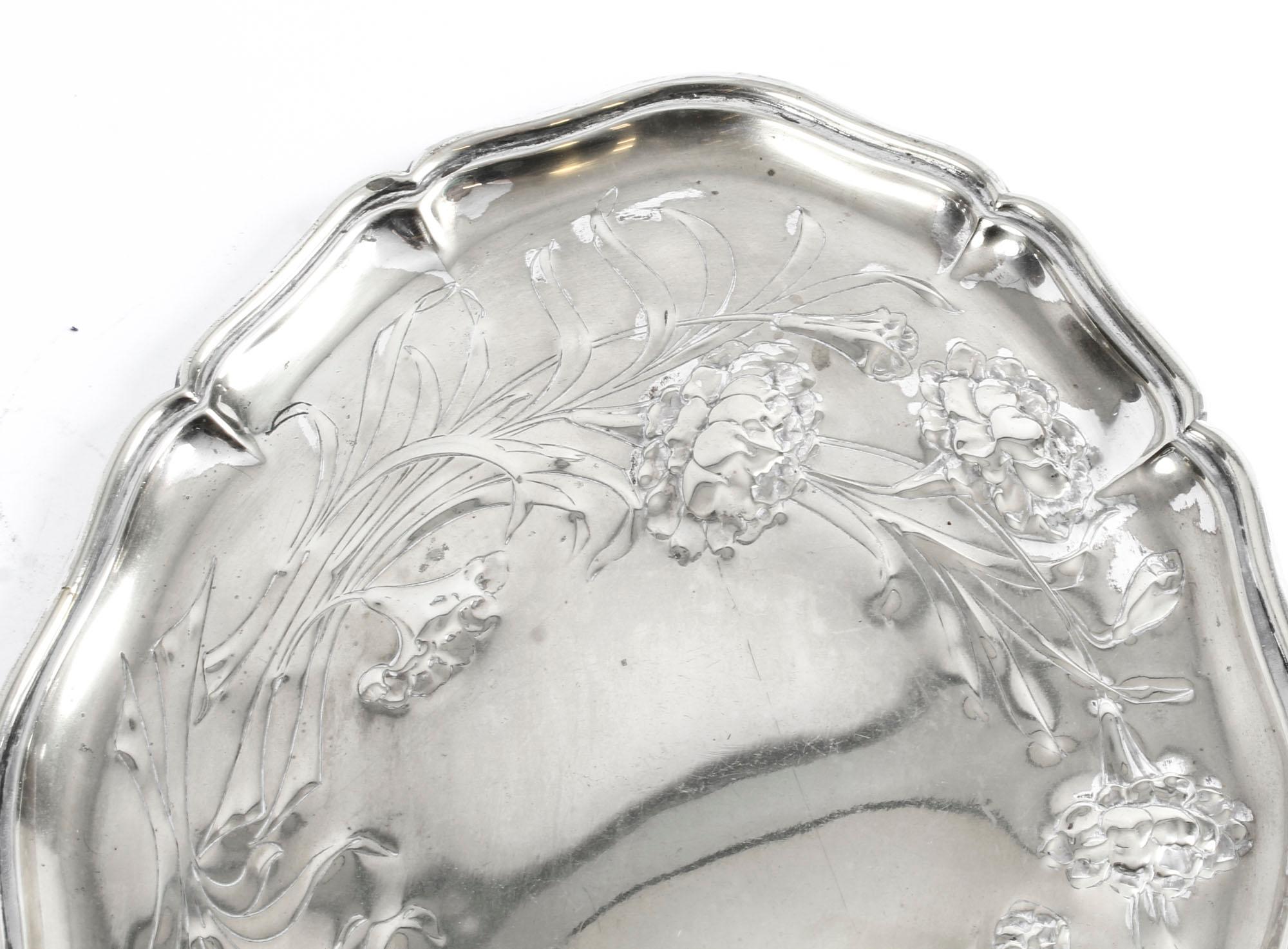 This is a beautiful English Art Nouveau silver plated dressing table tray, circa 1890 in date.

The tray has the hallmarks of the Sheffield-based silversmiths Lee and Wigfull (L&WS).

The tray is oval in shape, with lobed sides and raised edges.