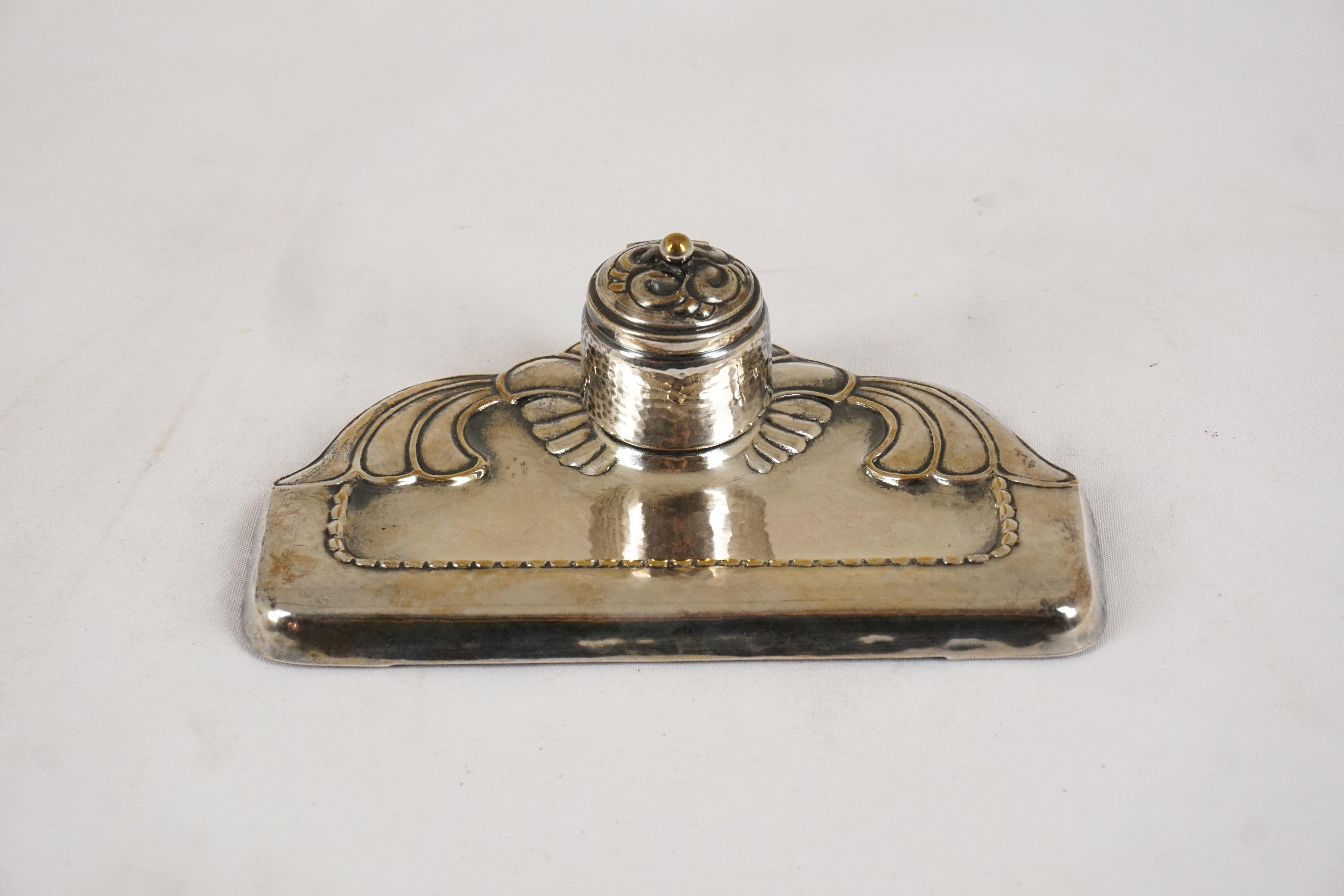 Antique silver plated art nouveau inkstand, Scotland 1910, H554

Scotland 1910
Silver plate
Embossed lid opens to reveal glass liner
Shaped base with pen tray to the front

H554

Measures: 7.5