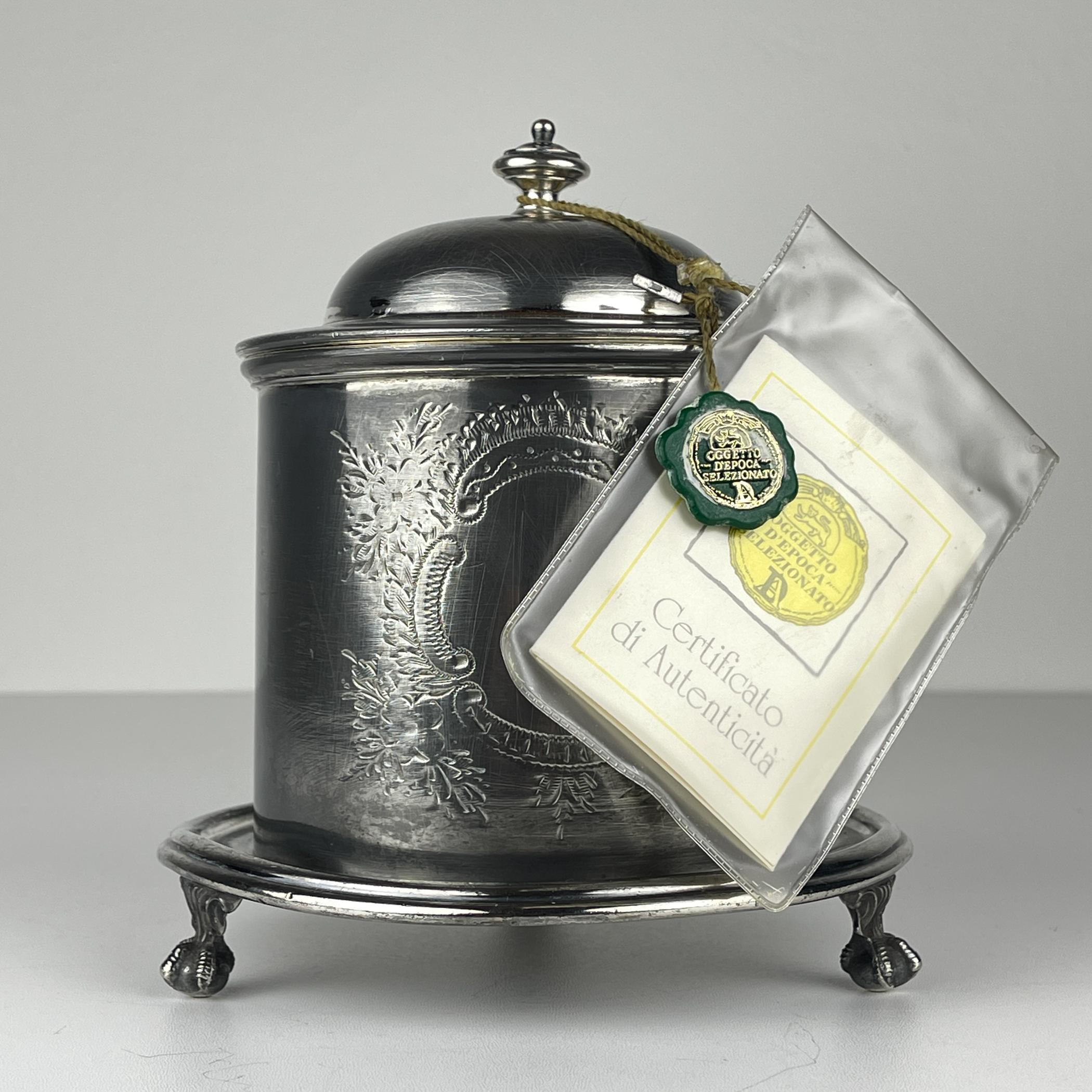 Antigua galletera original bañada en plata de James Deakin & Sons, fabricada en Sheffield, Inglaterra, a finales del siglo XIX.
La empresa fue fundada en Sheffield en 1865 por James Deakin. Su marca comercial era James Deakin & Co., y en 1871
