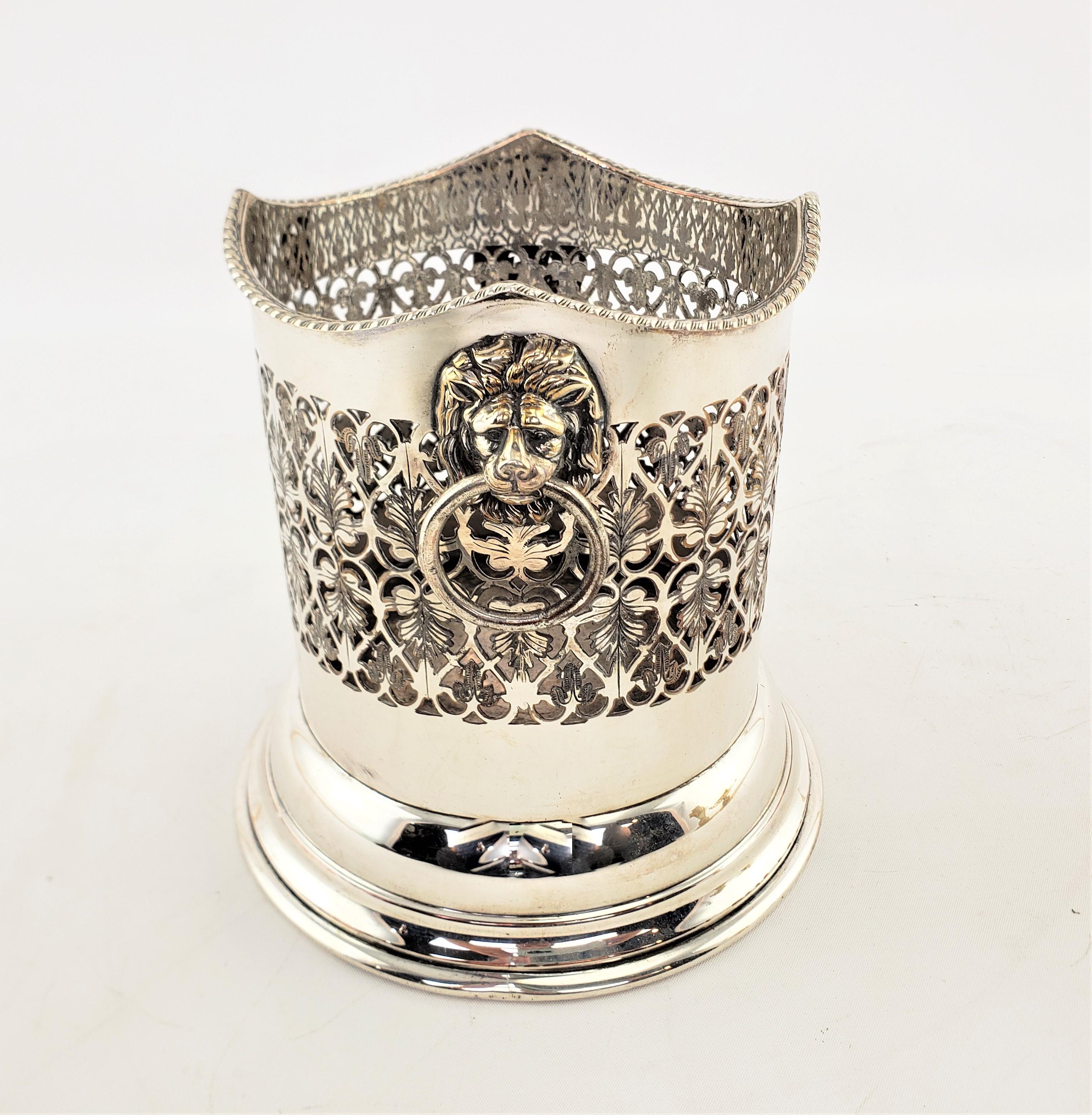 Anglais Porte-bouteilles ou sous-verre ancien en métal argenté avec montures en forme de tête de lion  en vente