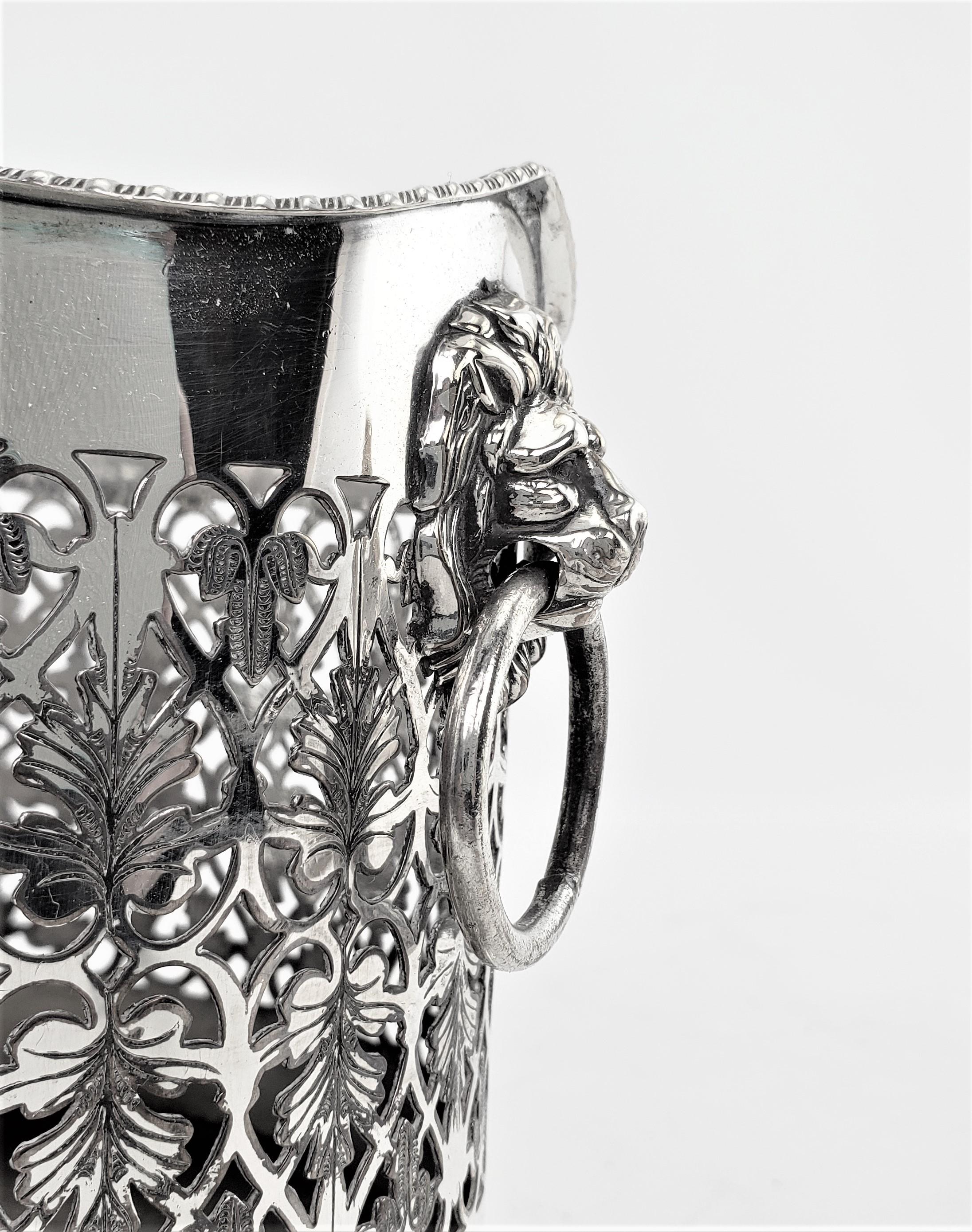 20ième siècle Porte-bouteilles ou sous-verre ancien en métal argenté avec montures en forme de tête de lion  en vente