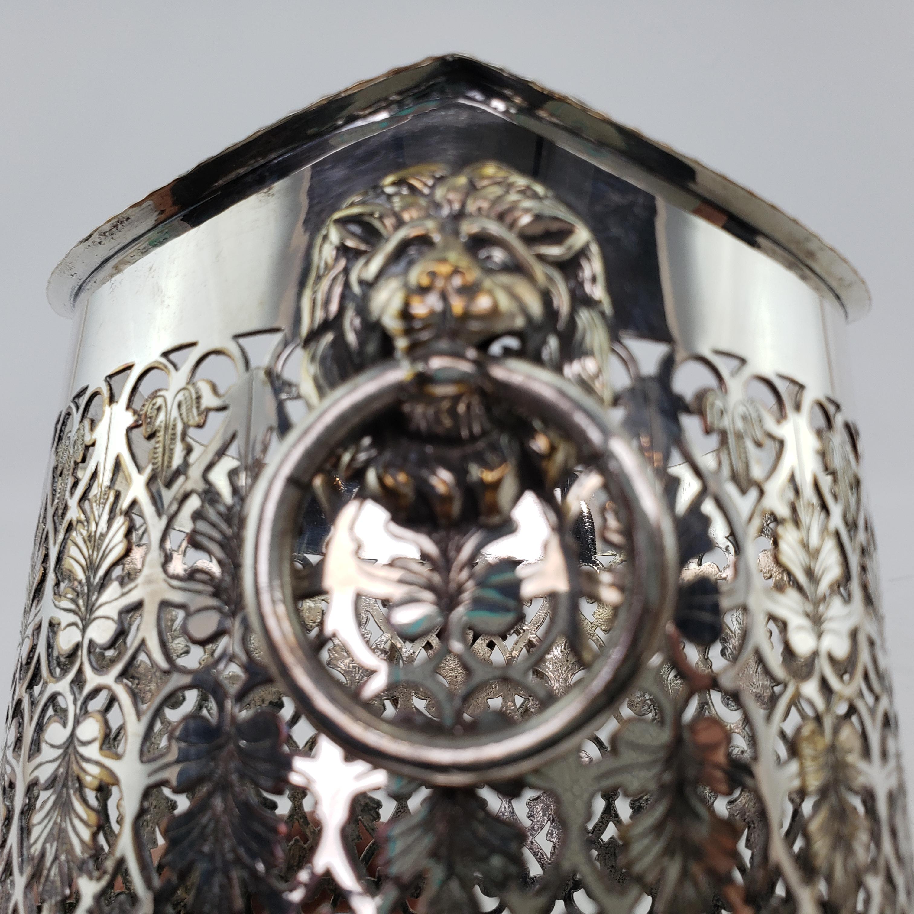 Plaqué argent Porte-bouteilles ou sous-verre ancien en métal argenté avec montures en forme de tête de lion  en vente