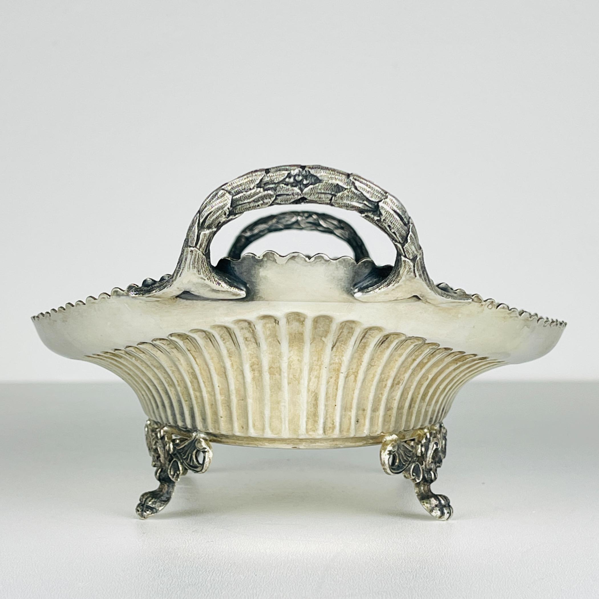 Antique  Silver Plated Bread Basket /Fruit Dish By Walker & Hall, England, 1890s In Good Condition In Miklavž Pri Taboru, SI