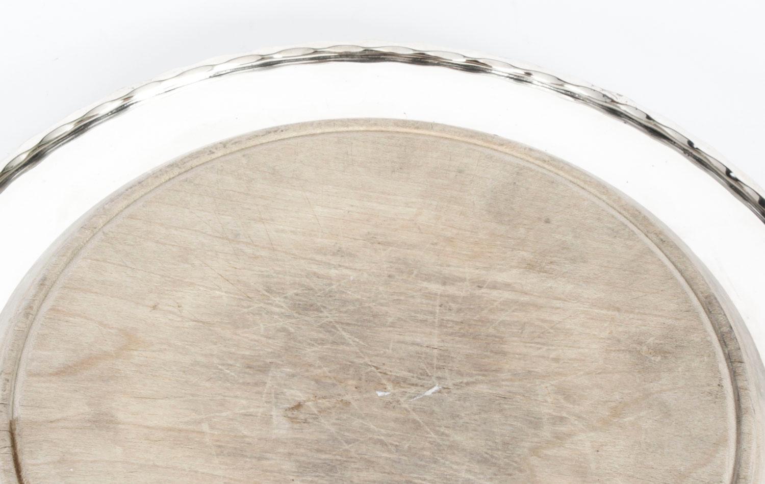 This is an exquisite antique English silver plated bread or cheese cutting board by the silversmith Henry Fielding & Son Birmingham, circa 1890 in date.
 
The round silver plated plate salver features an inset cutting board.
 
Add an elegant
