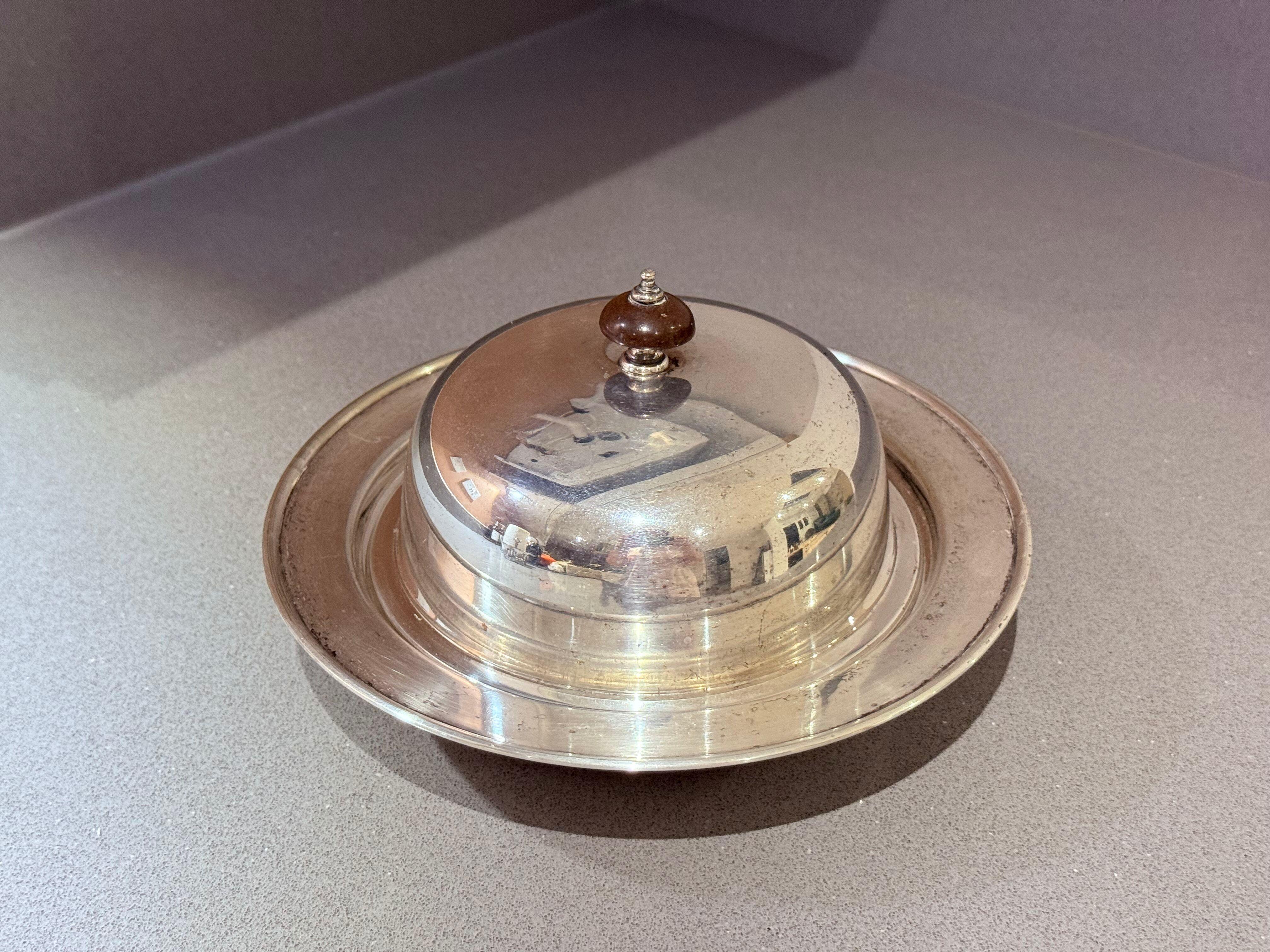 Antique Silver-Plated Butter Dish or Caviar Dish with Wooden Knob, Marked D1525 England
A refined antique silver-plated butter dish, English in origin and elegantly designed with a smooth domed lid topped by a turned wooden finial. The dish sits