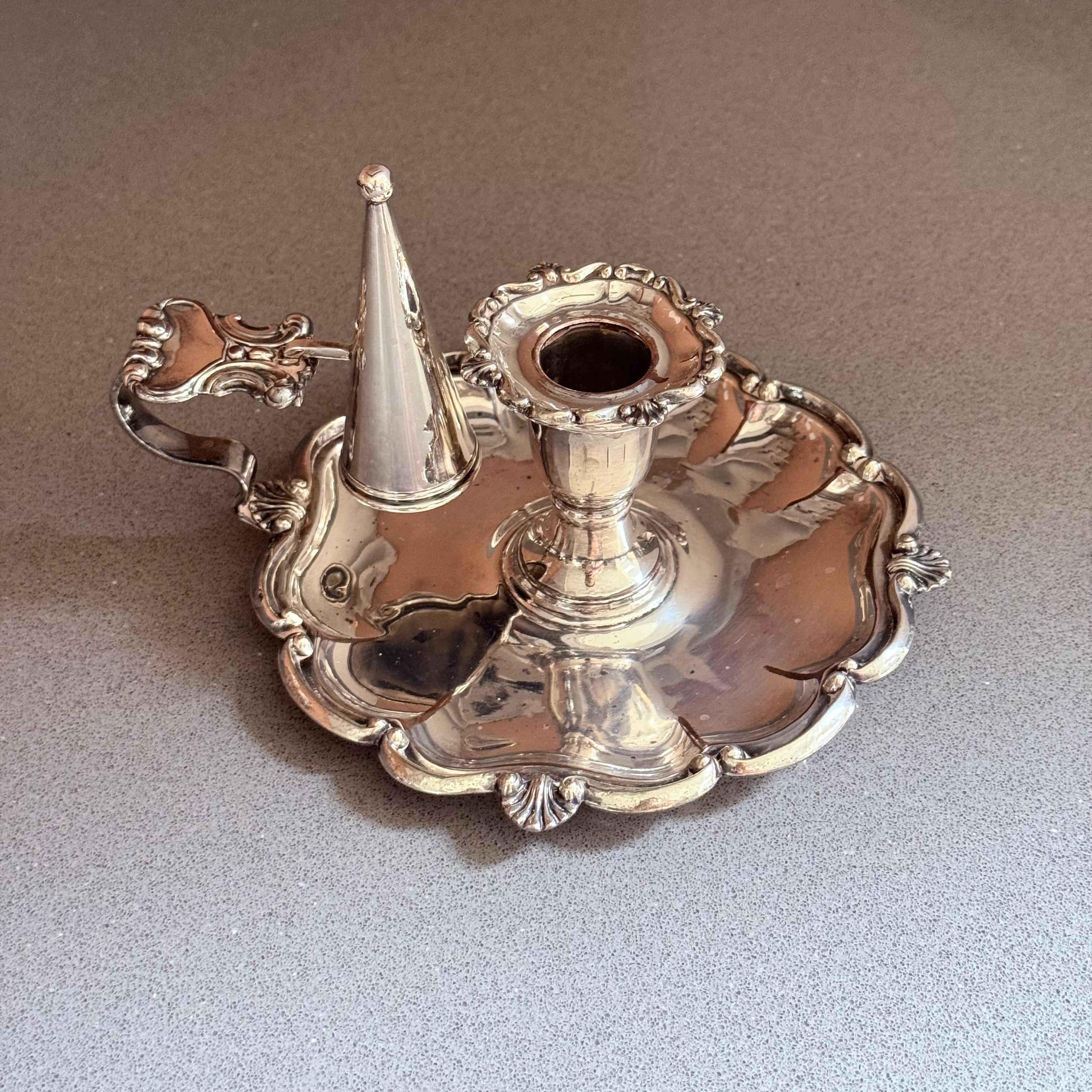 Ein Paar raffinierter, antiker, versilberter Kerzenhalter mit eleganten Proportionen und ornamentalen Details, die typisch für Geschirr des späten 19. bis frühen 20. Jahrhunderts sind. Das Stück verfügt über einen stabilen Sockel mit dekorativen