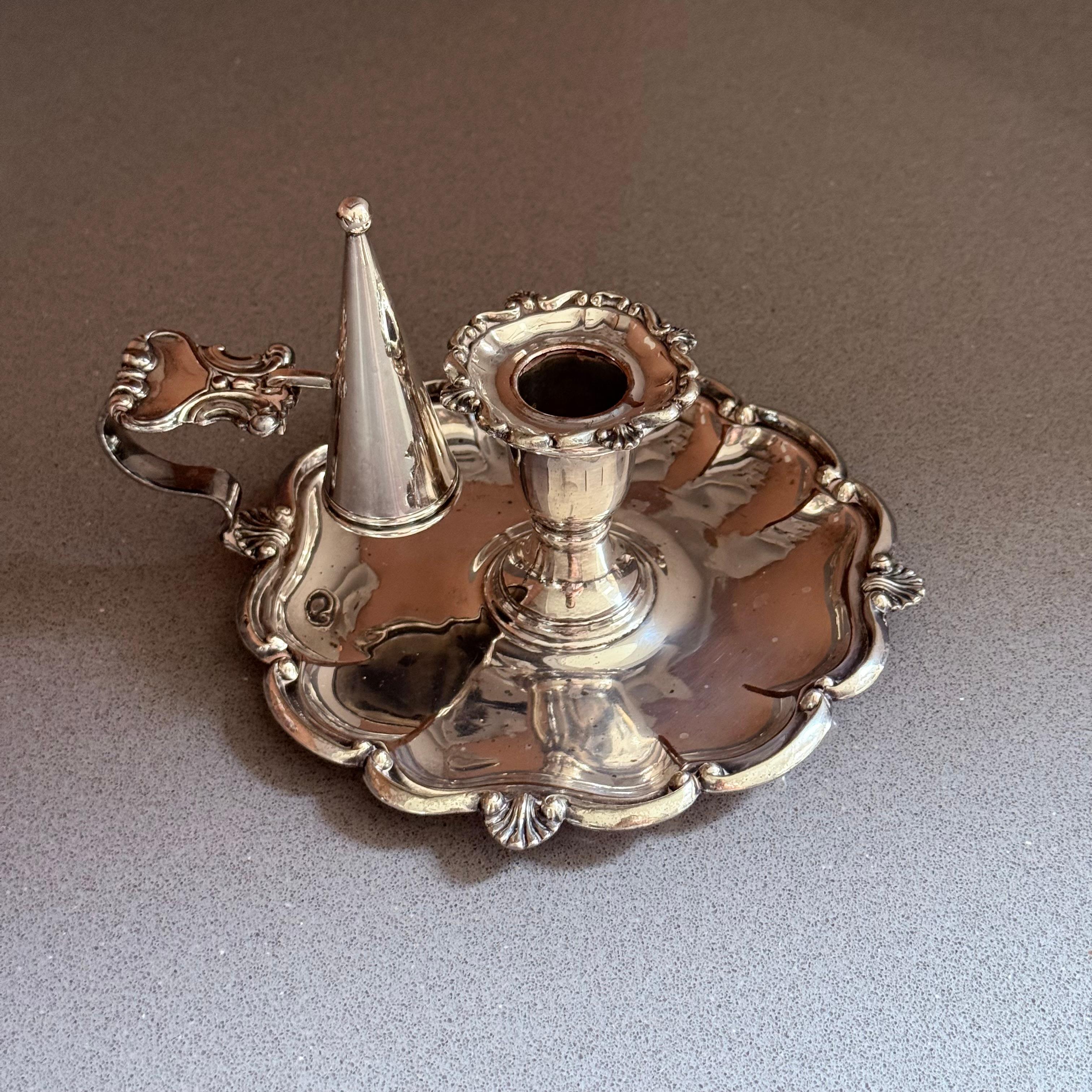 Antiker versilberter Kerzenständer mit verschnörkelten Details, viktorianisch / edwardianisch (Art déco) im Angebot