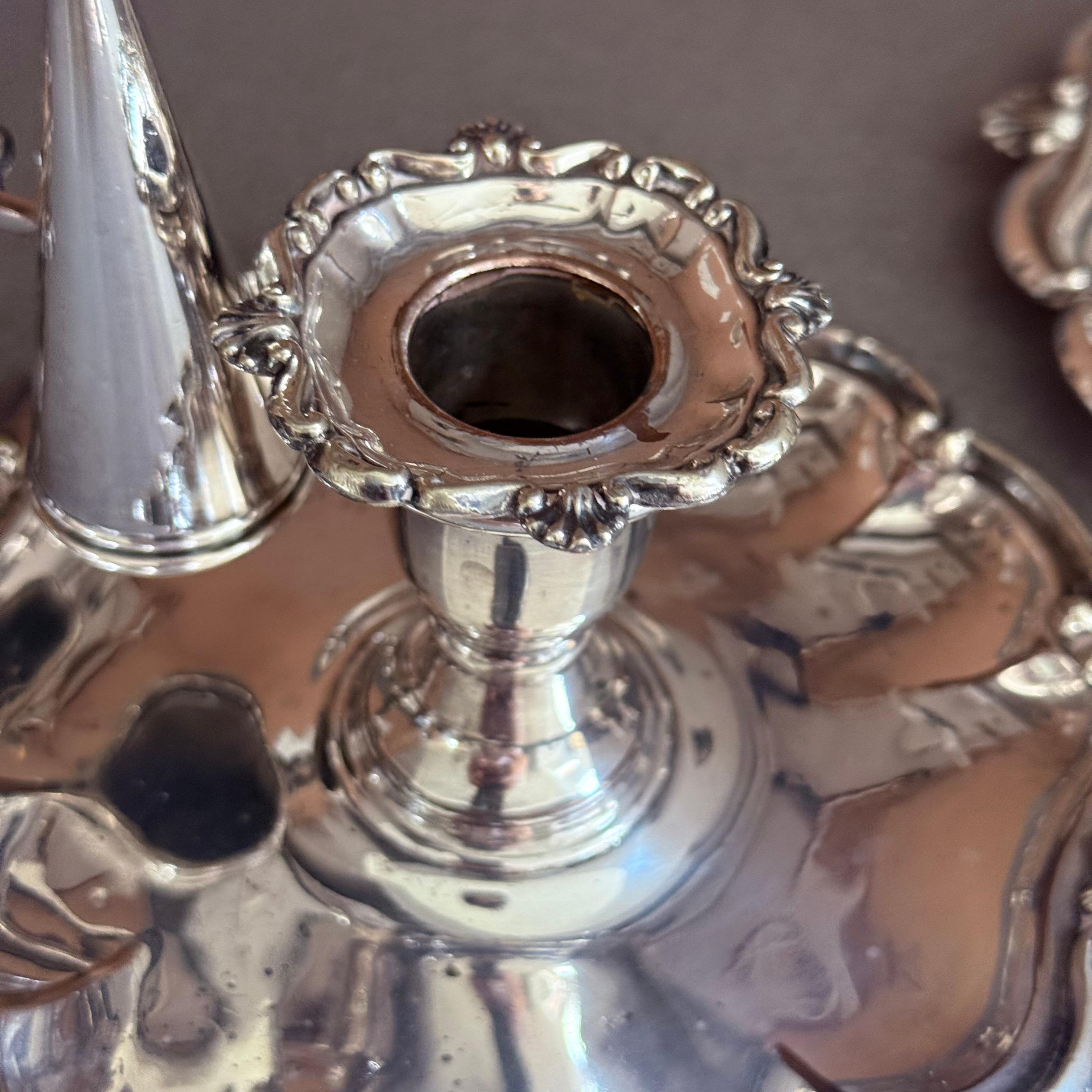 Antiker versilberter Kerzenständer mit verschnörkelten Details, viktorianisch / edwardianisch (Mitte des 20. Jahrhunderts) im Angebot