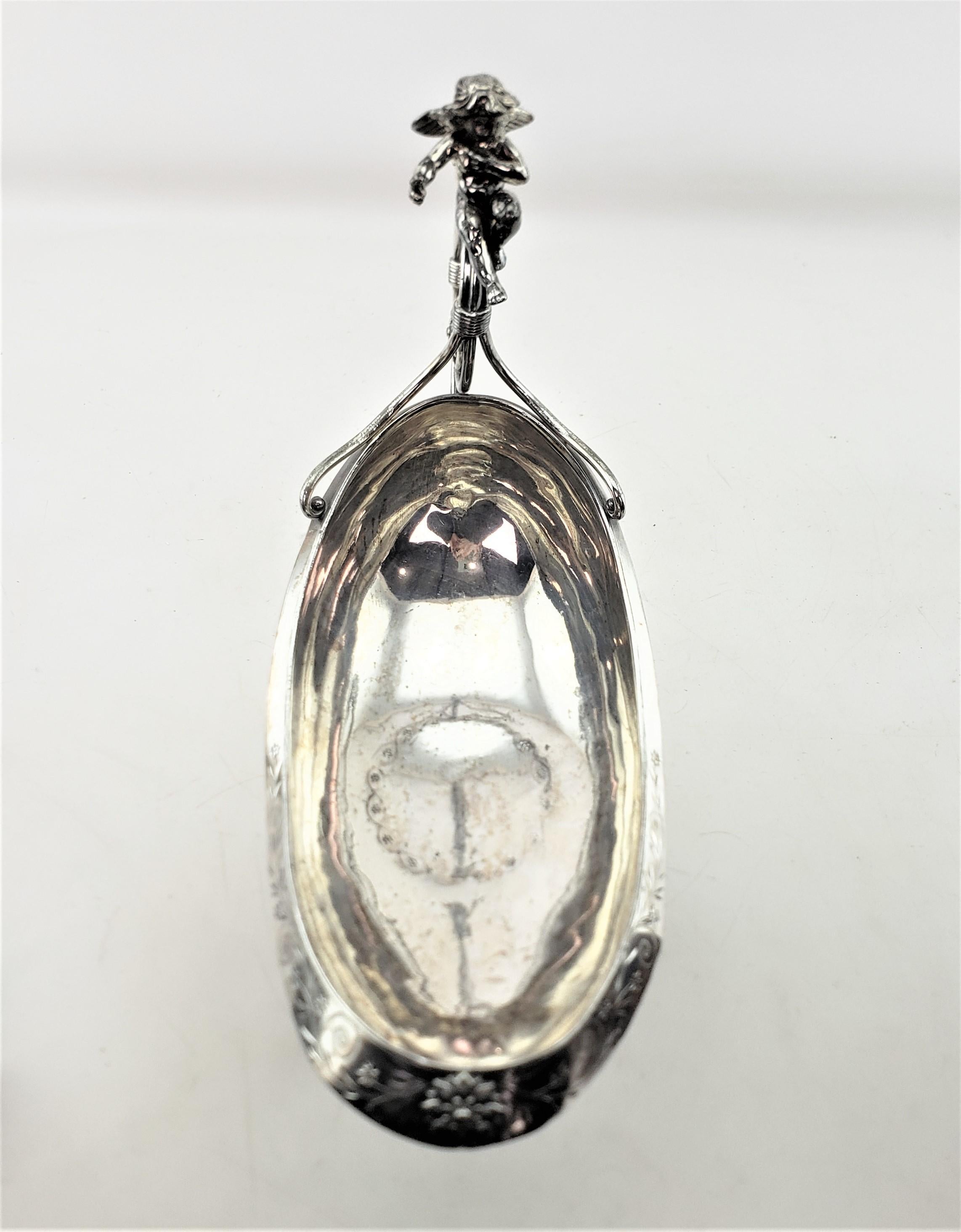 Bol de centre de table ancien en métal argenté avec gravure figurative d'un chérubin et de fleurs en vente 4