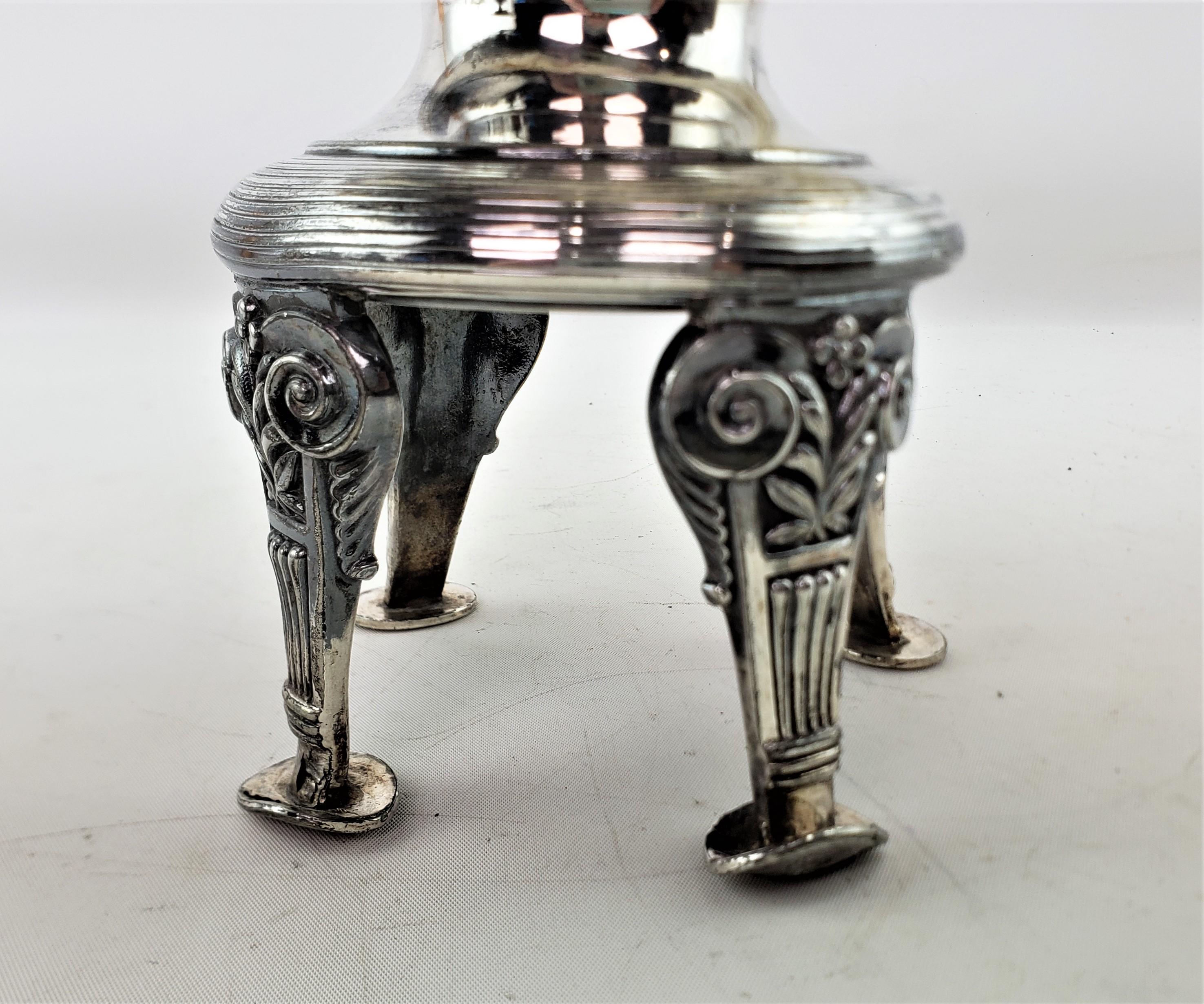 Bol de centre de table ancien en métal argenté avec gravure figurative d'un chérubin et de fleurs en vente 10