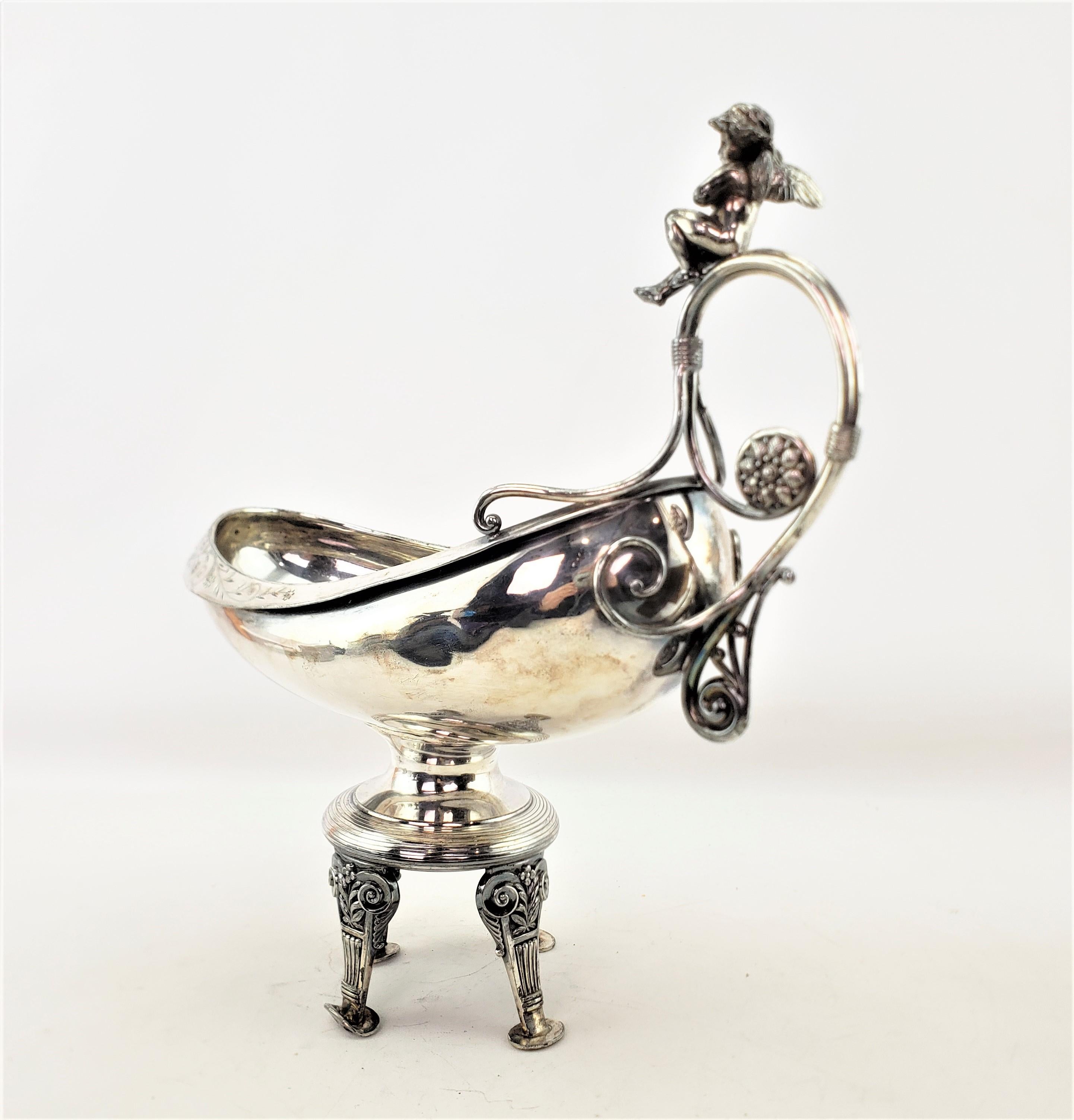 Apogée victorien Bol de centre de table ancien en métal argenté avec gravure figurative d'un chérubin et de fleurs en vente