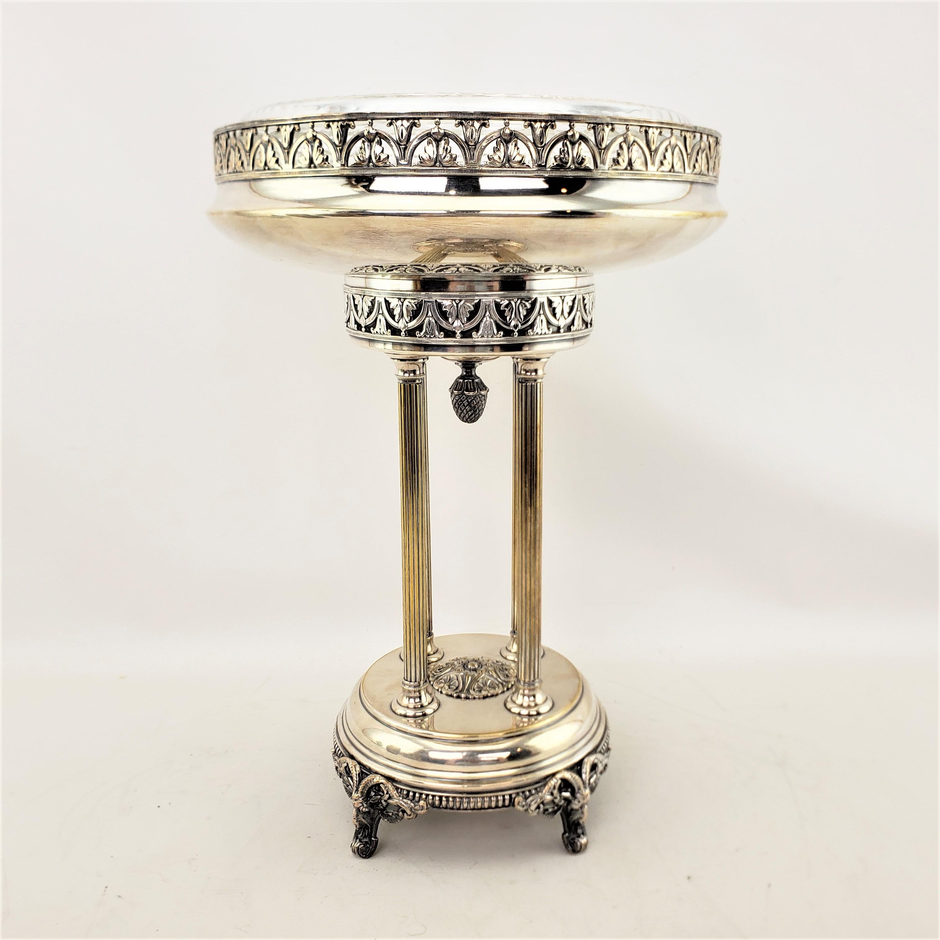 Ce centre de table antique en métal argenté est signé et poinçonné par Phenix. On suppose qu'il provient de France et qu'il date d'environ 1920, dans un style néoclassique. La partie supérieure de la pièce centrale consiste en une galerie ronde