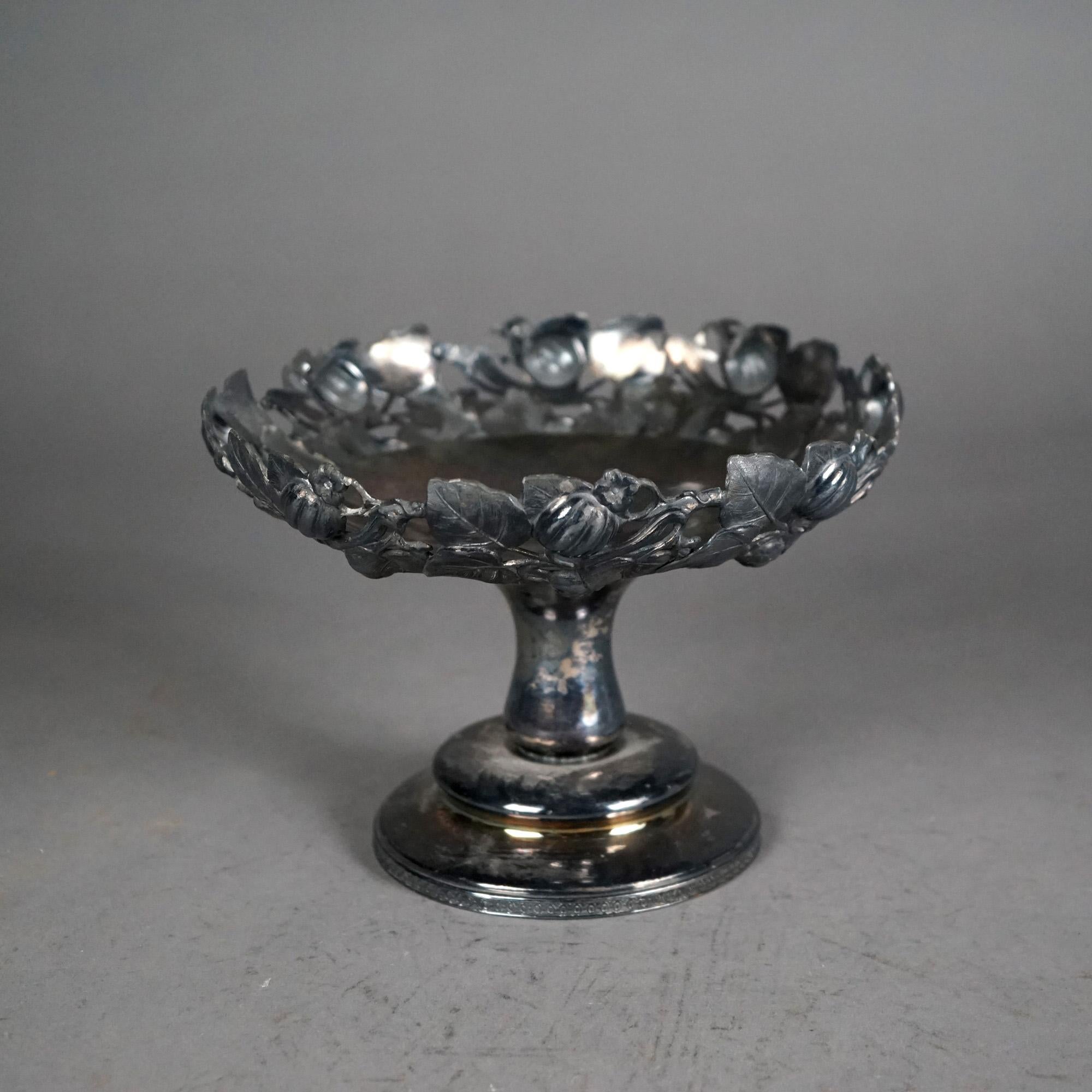 Centro de mesa antiguo plateado con grabado foliado C1890 en Bueno estado para la venta en Big Flats, NY