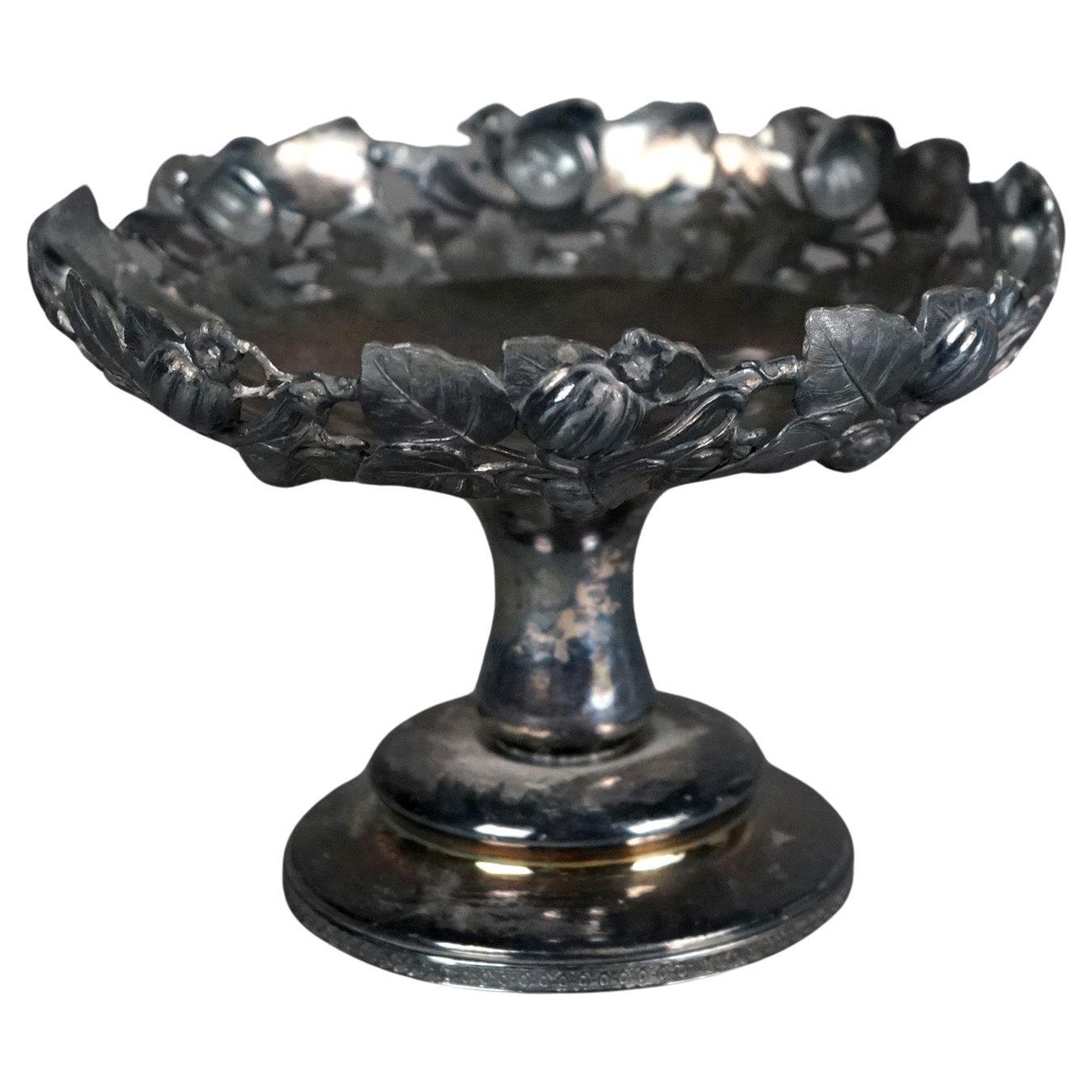 Centro de mesa antiguo plateado con grabado foliado C1890 en venta