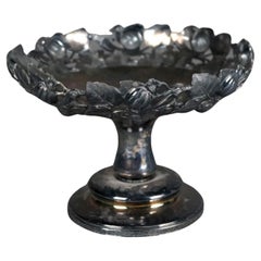 Centro de mesa antiguo plateado con grabado foliado C1890