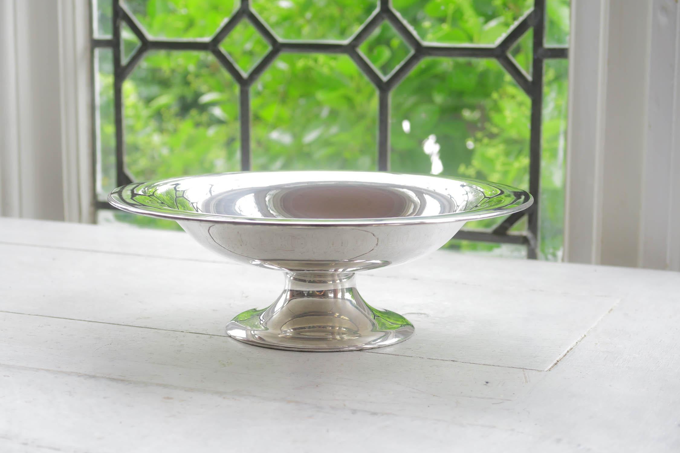 Very pretty silver plated dish

Very good condition

Makers mark on the underside 