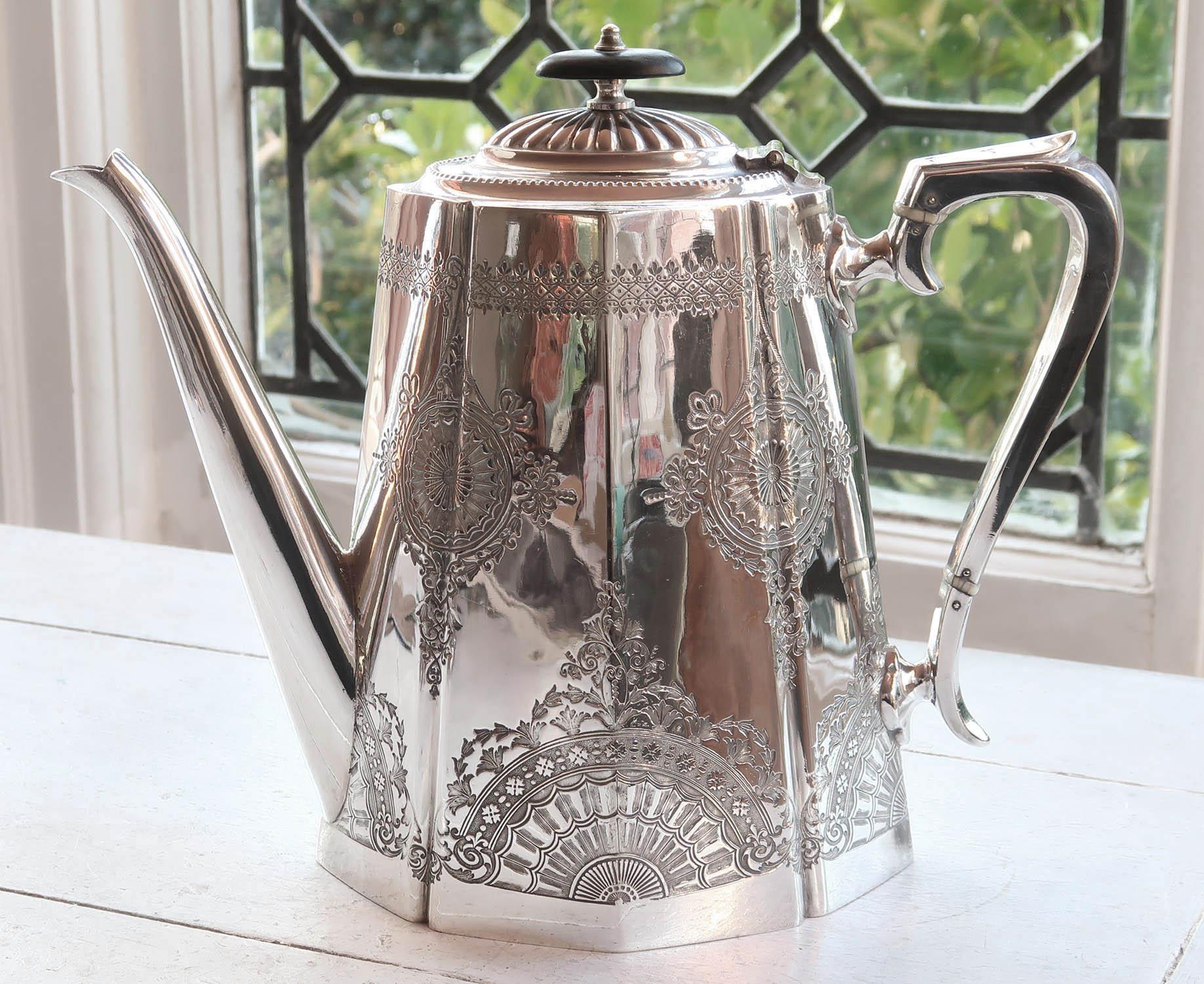 Maravillosa cafetera de calidad con forma octogonal.

Grabado exquisito

Marcado en la parte inferior 