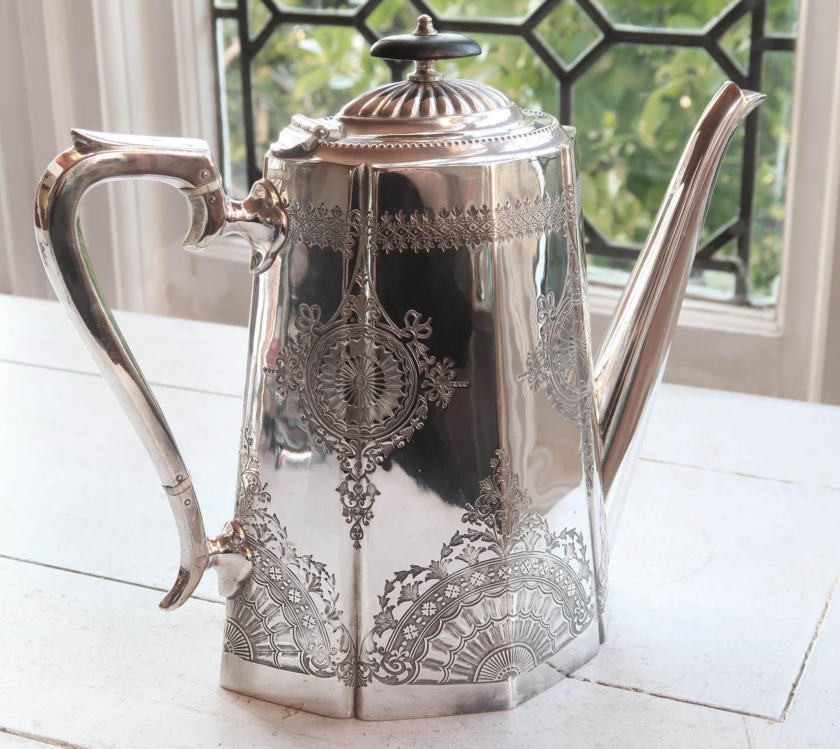 Cafetera antigua de estilo neoclásico bañada en plata. Inglés, C.1910 Neoclásico en venta