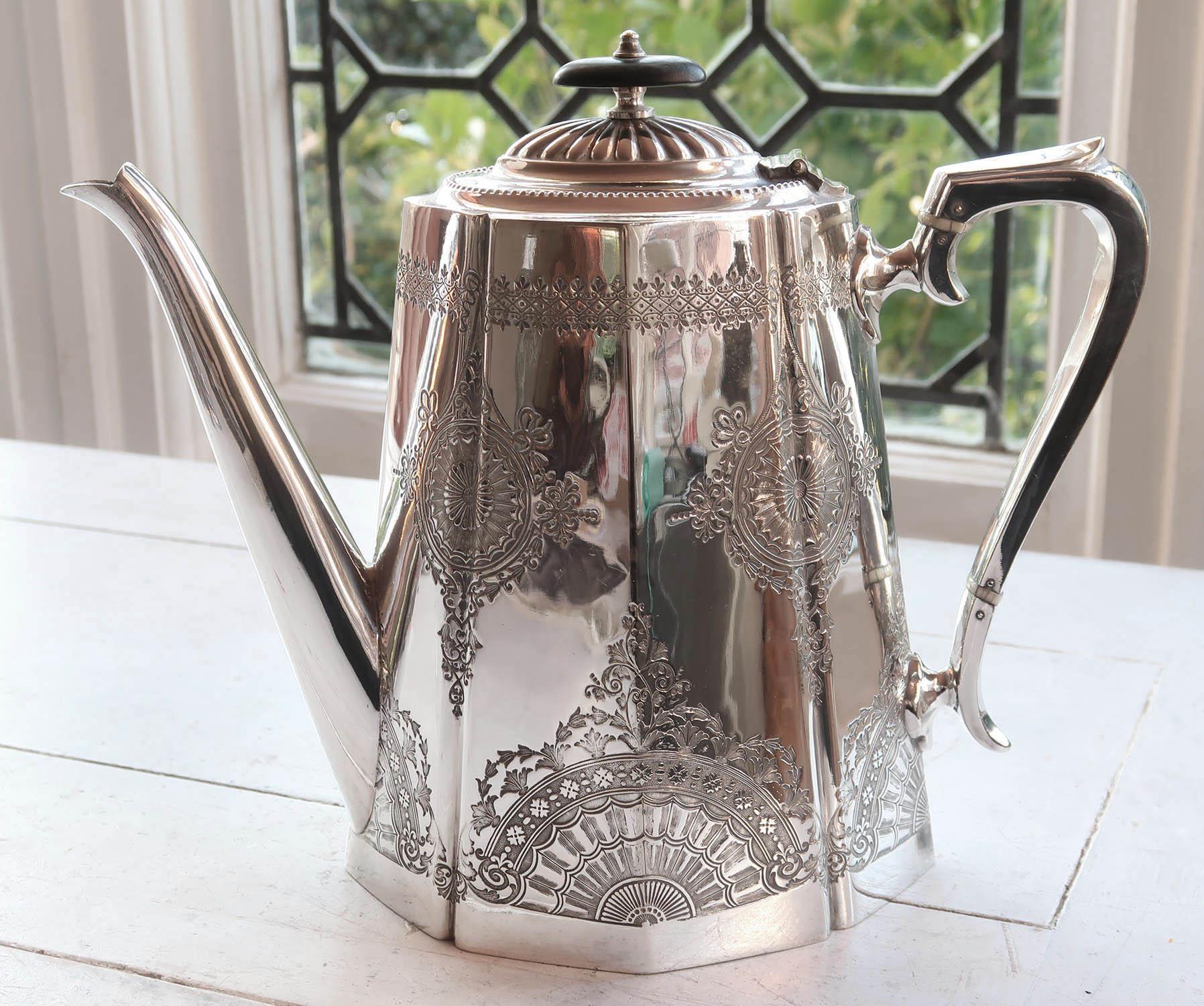 Cafetera antigua de estilo neoclásico bañada en plata. Inglés, C.1910 Chapado en venta