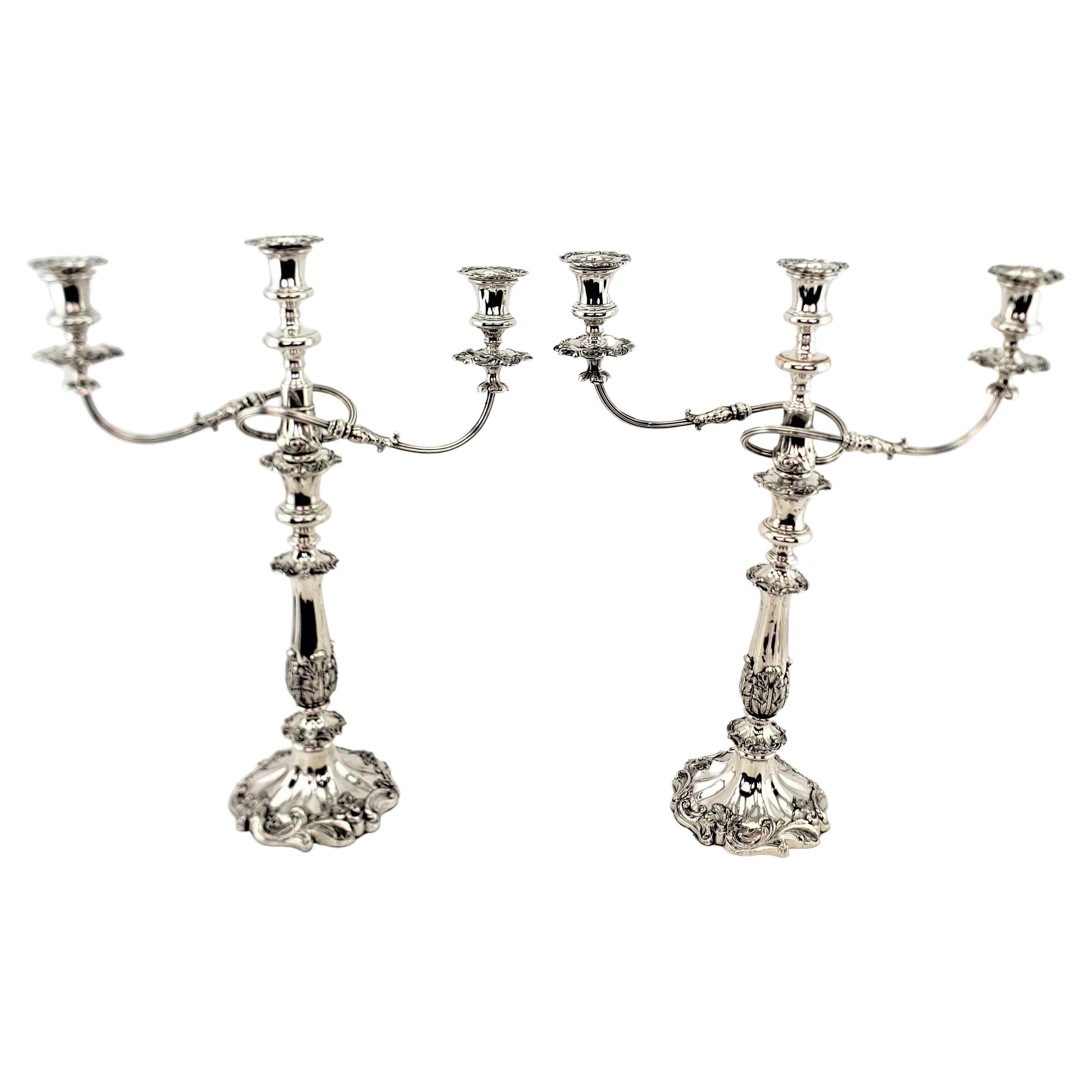 Candelabros o candeleros convertibles chapados en plata antigua con decoración de hojas