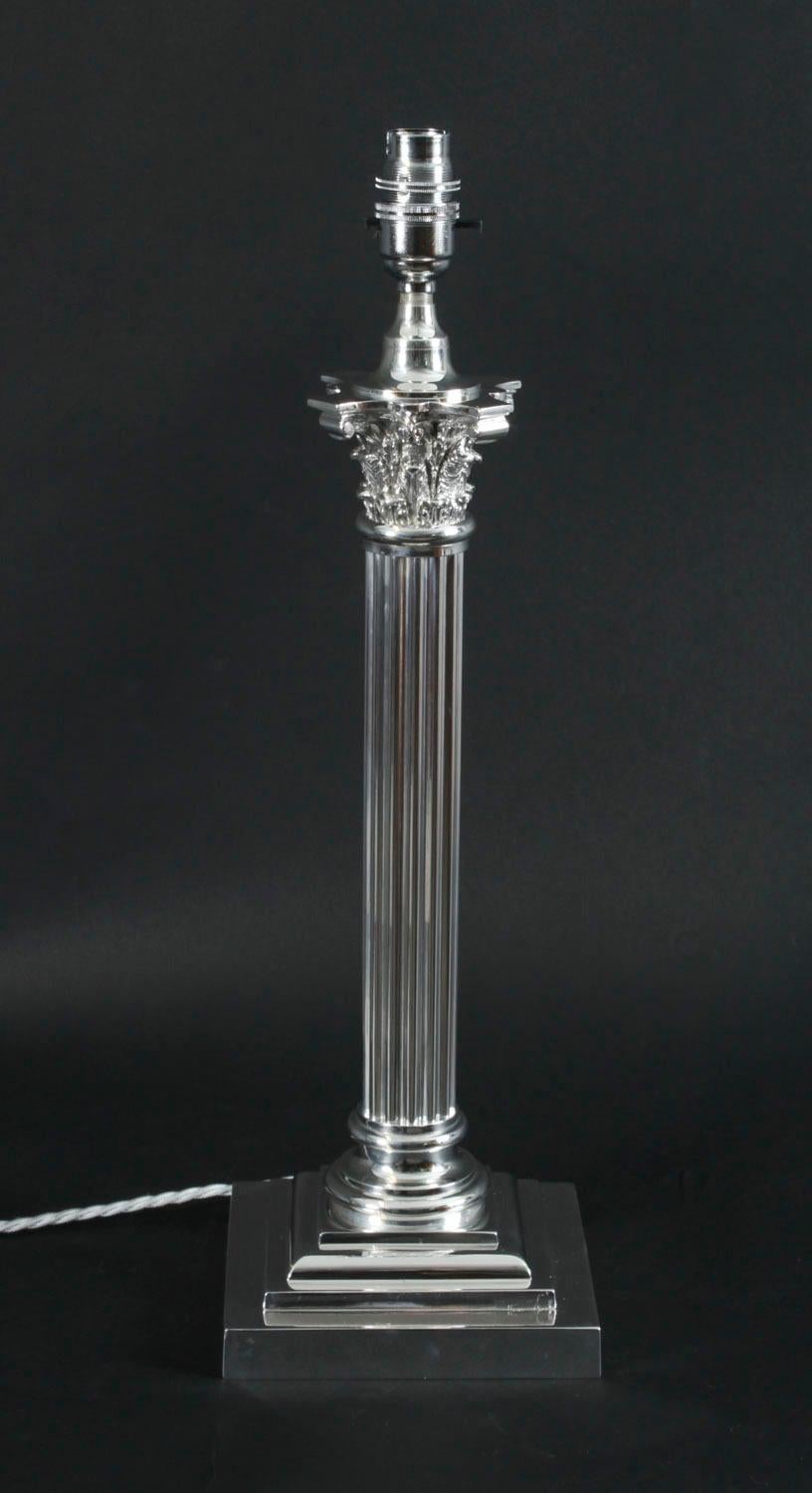Paire de lampes à colonne en laiton du début du 20e siècle.

Il s'agit d'une splendide lampe de table victorienne à colonne corinthienne argentée, convertie à l'électricité à partir d'une lampe à huile, datant de la fin du 19e siècle.

Cette lampe