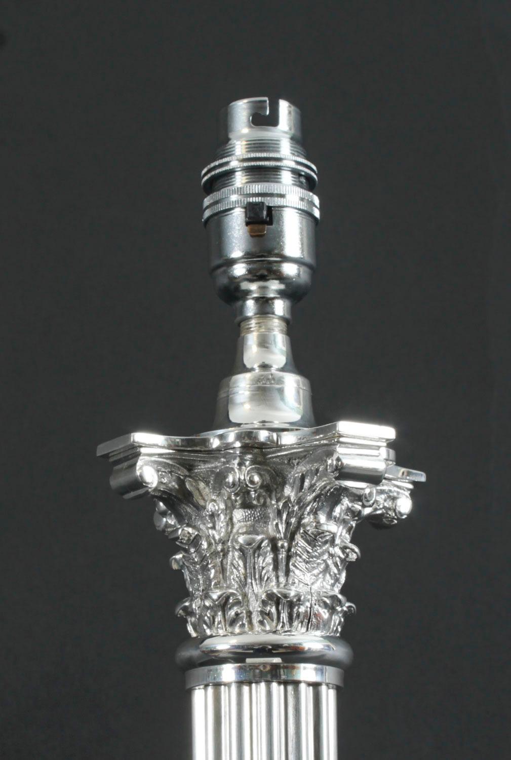 XIXe siècle Ancienne lampe de table à colonne corinthienne plaquée argent Victorien 19ème siècle en vente
