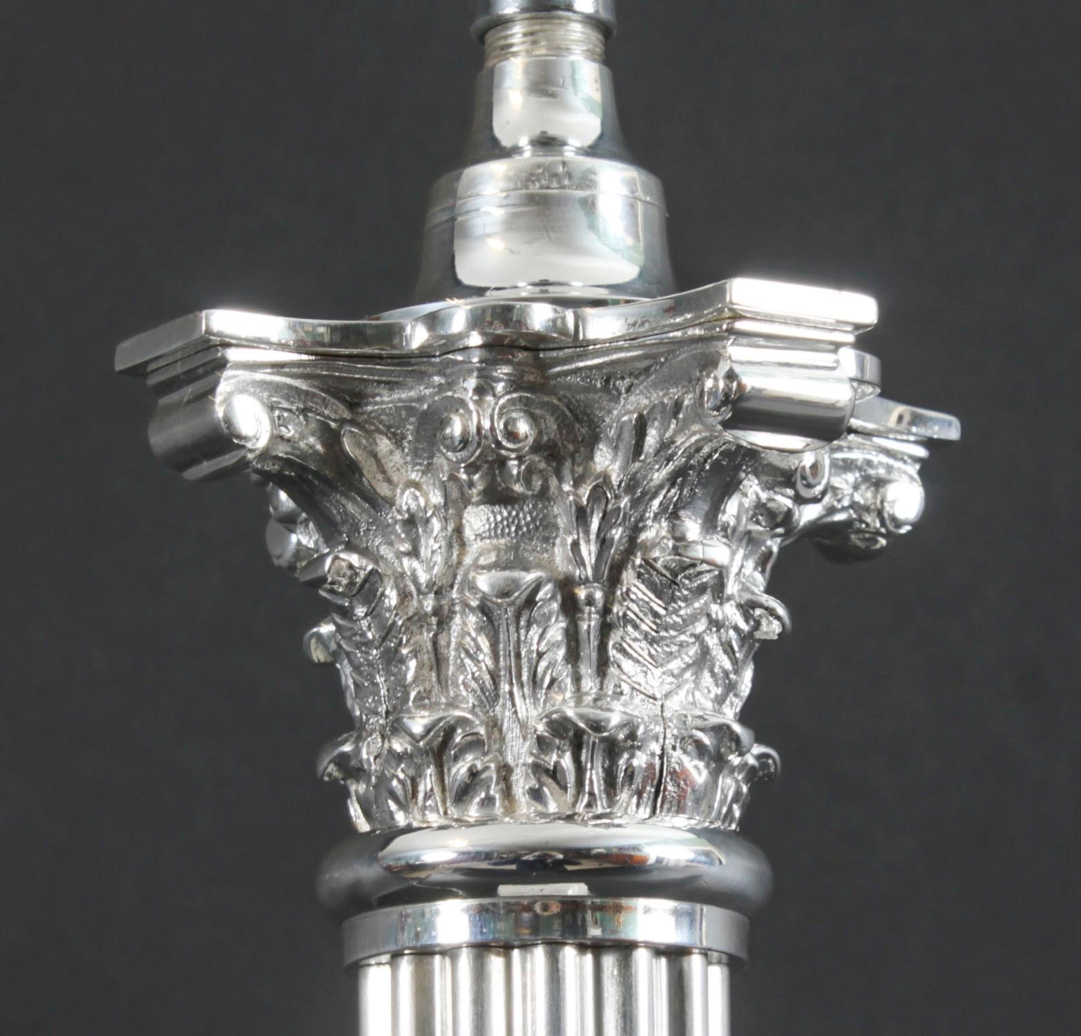 Plaqué argent Ancienne lampe de table à colonne corinthienne plaquée argent Victorien 19ème siècle en vente