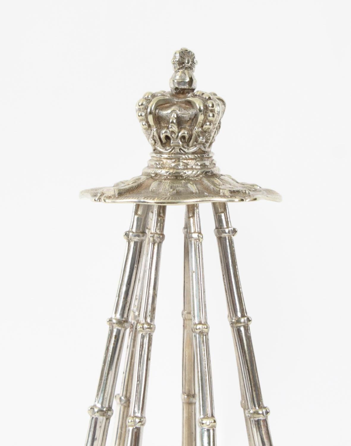 Dies ist eine reizvolle seltene und ungewöhnliche antike Edwardian versilbert Gewehr Toast Rack, ca. 1900 in Datum.
 
Auf der Spitze befindet sich eine Coronet, die von sieben Gewehren getragen wird, die als Trennwände für den Toast dienen. Auf